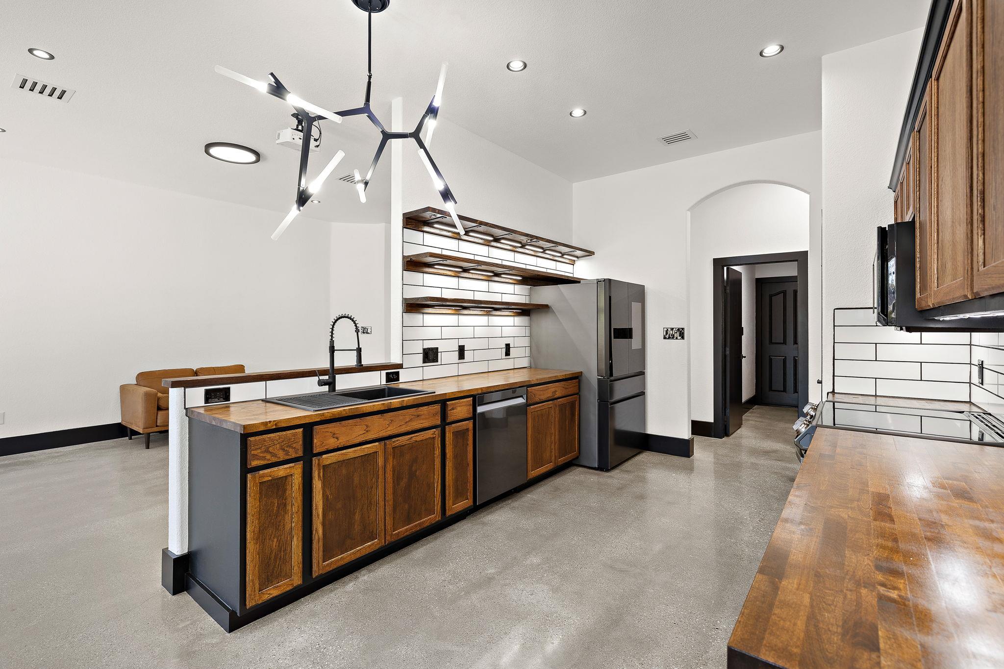 100 Whitfield St, Hutto, TX 78634