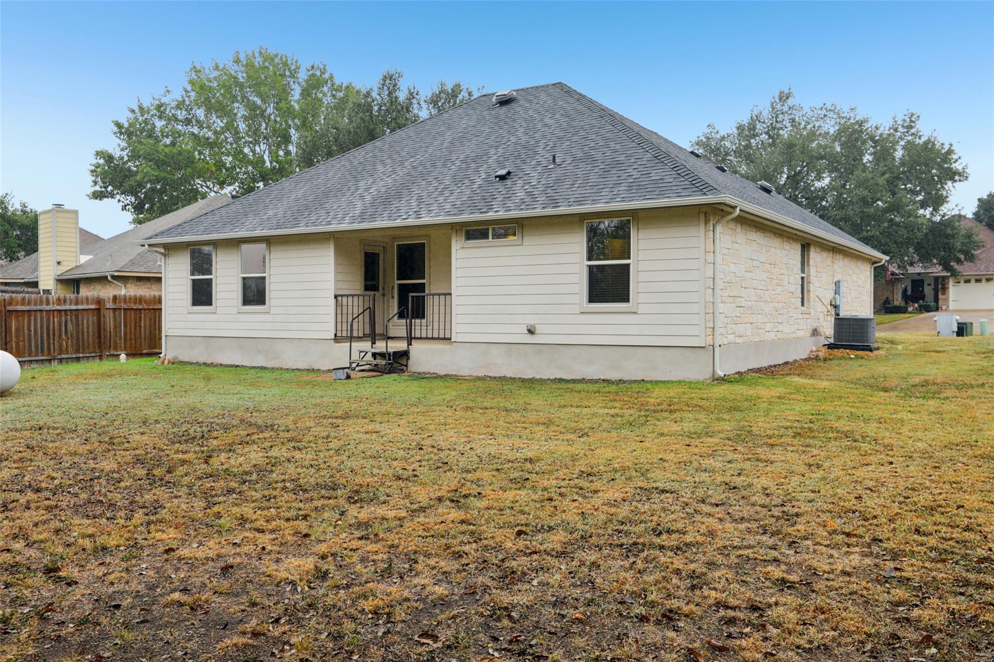 1505 Century Oaks Dr, Lockhart, TX 78644