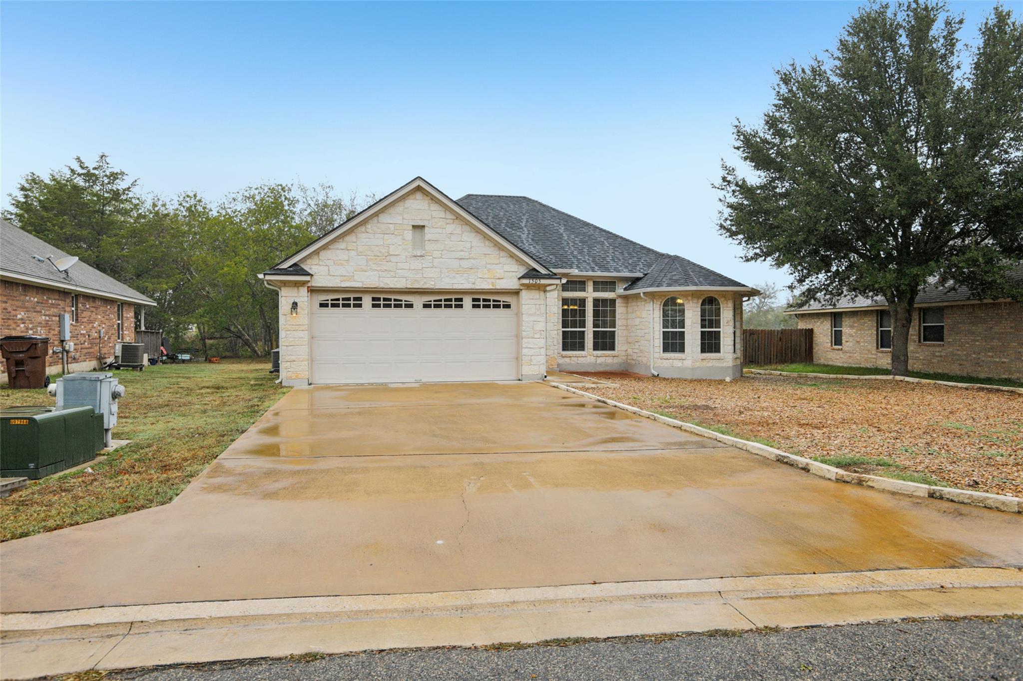 1505 Century Oaks Dr, Lockhart, TX 78644
