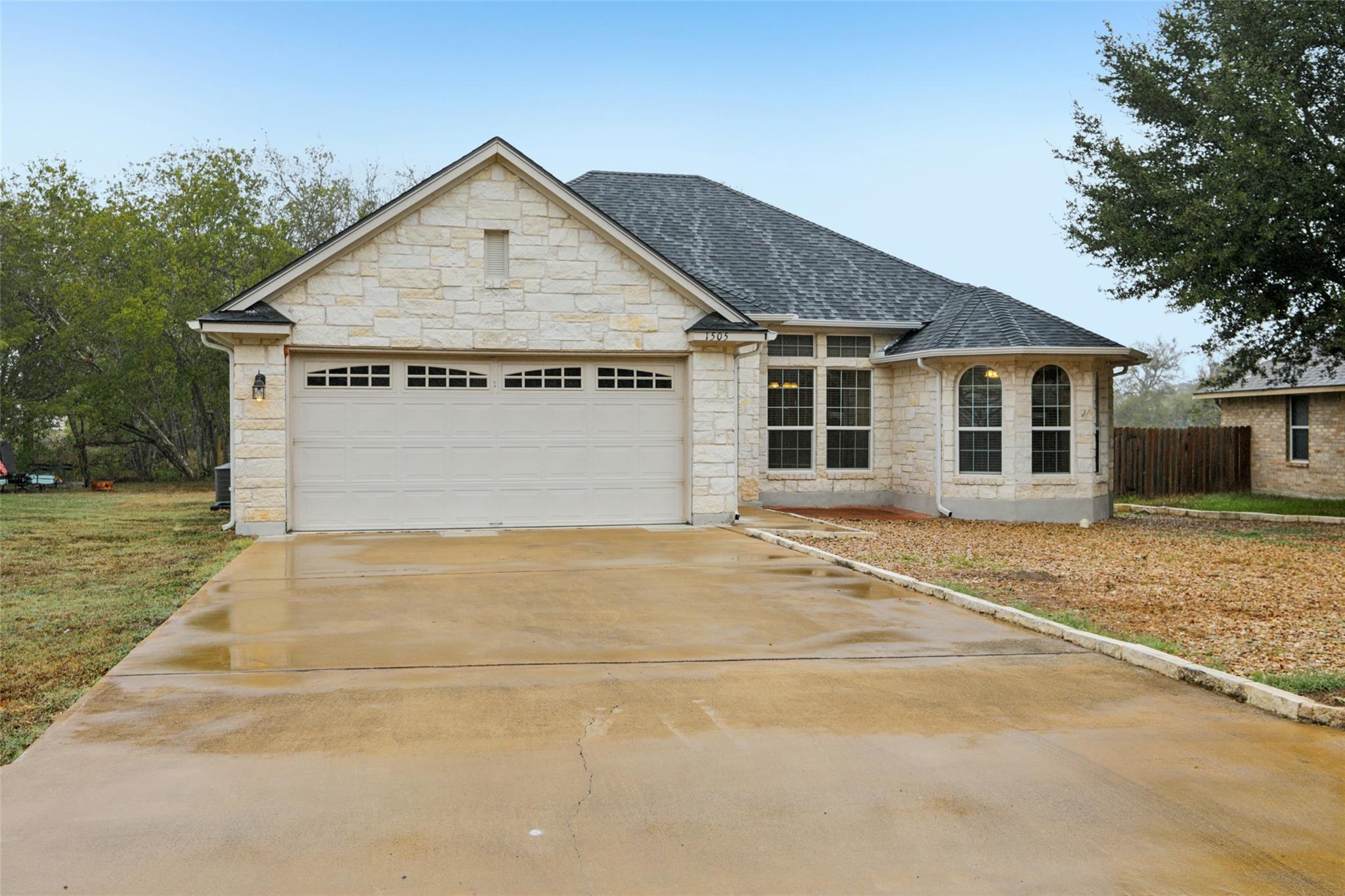 1505 Century Oaks Dr, Lockhart, TX 78644