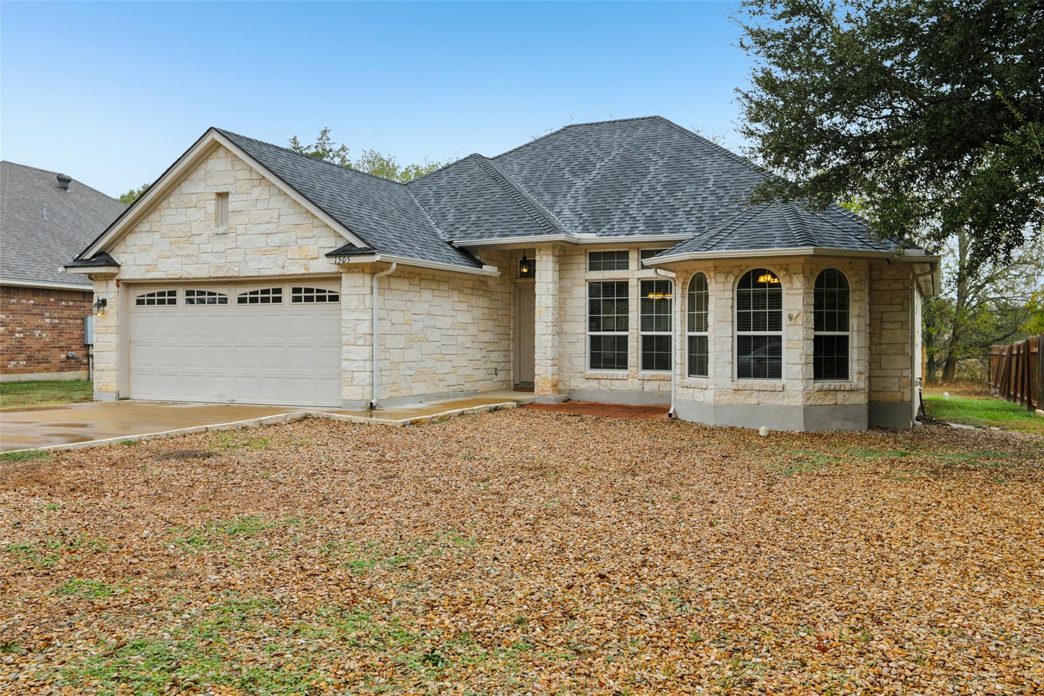 1505 Century Oaks Dr, Lockhart, TX 78644