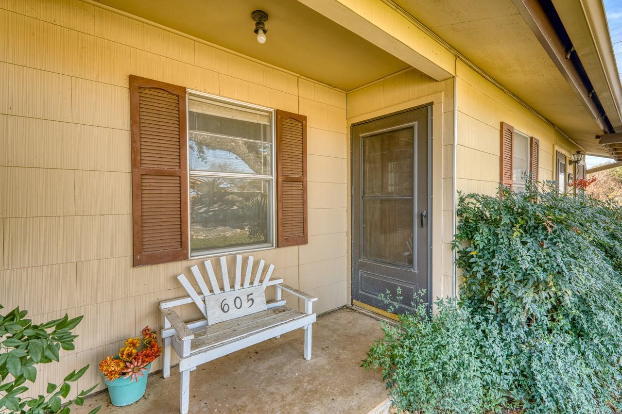 605 W Ash Dr Dr, Johnson City, TX 78636