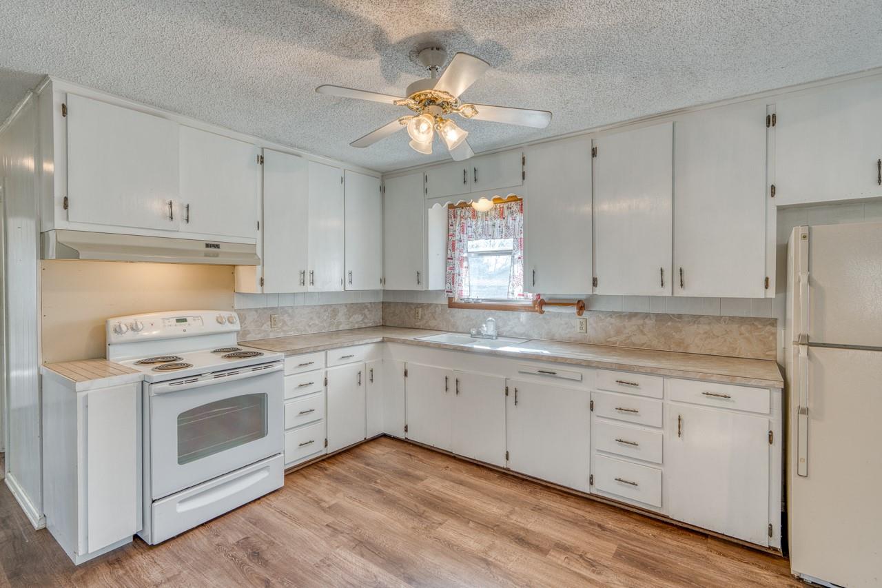 605 W Ash Dr Dr, Johnson City, TX 78636