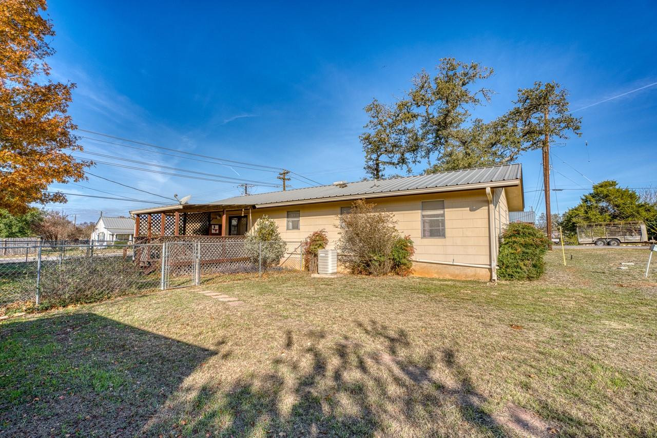 605 W Ash Dr Dr, Johnson City, TX 78636