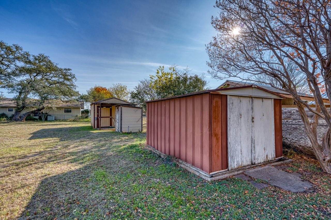 605 W Ash Dr Dr, Johnson City, TX 78636
