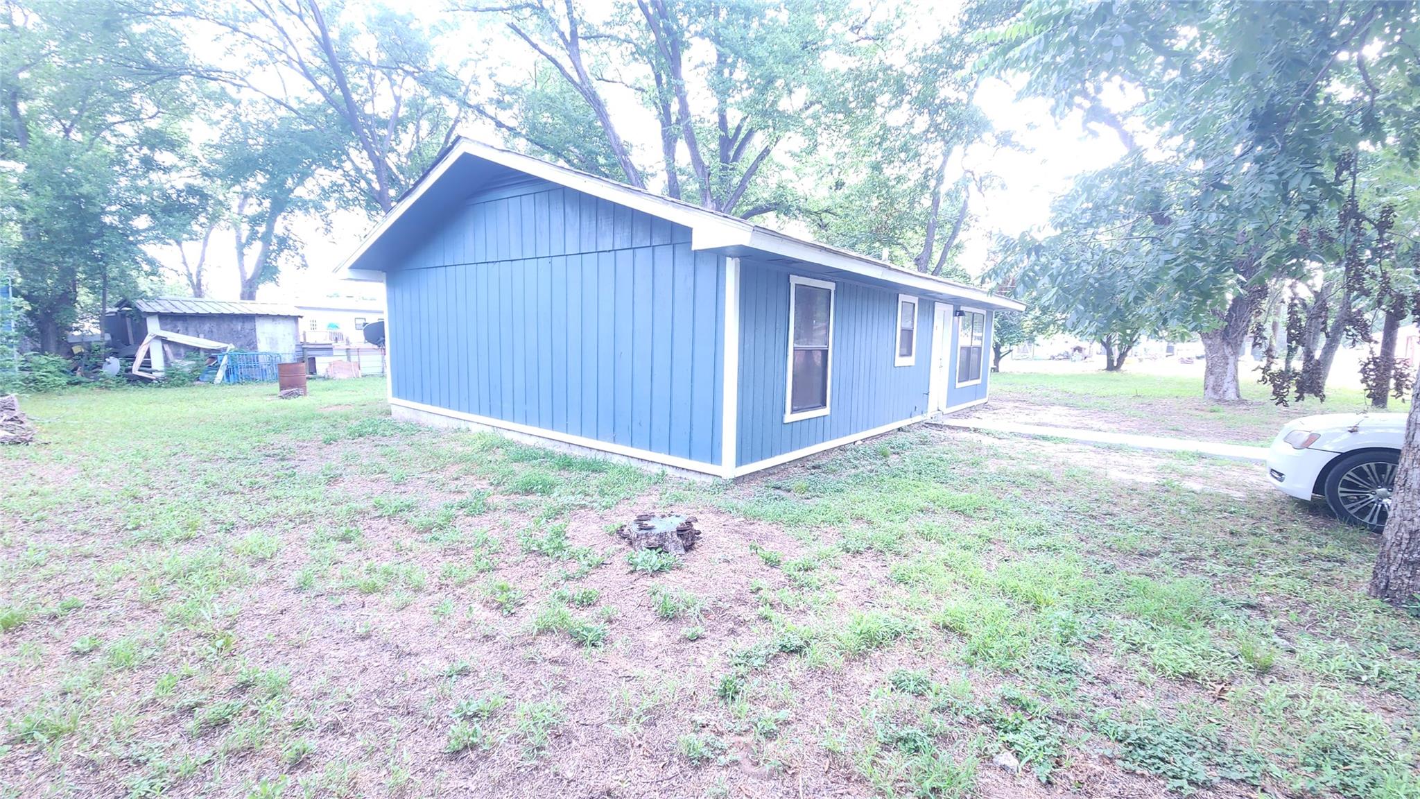 903 W 1st St, Cameron, TX 76520