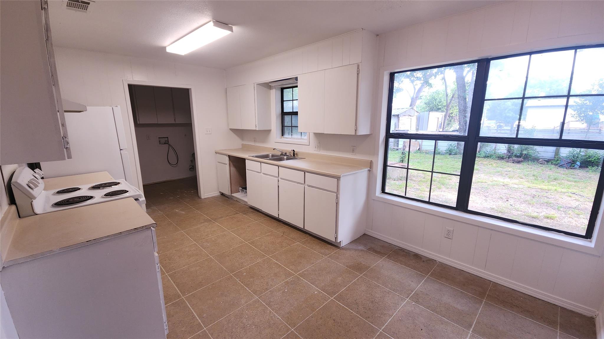 903 W 1st St, Cameron, TX 76520