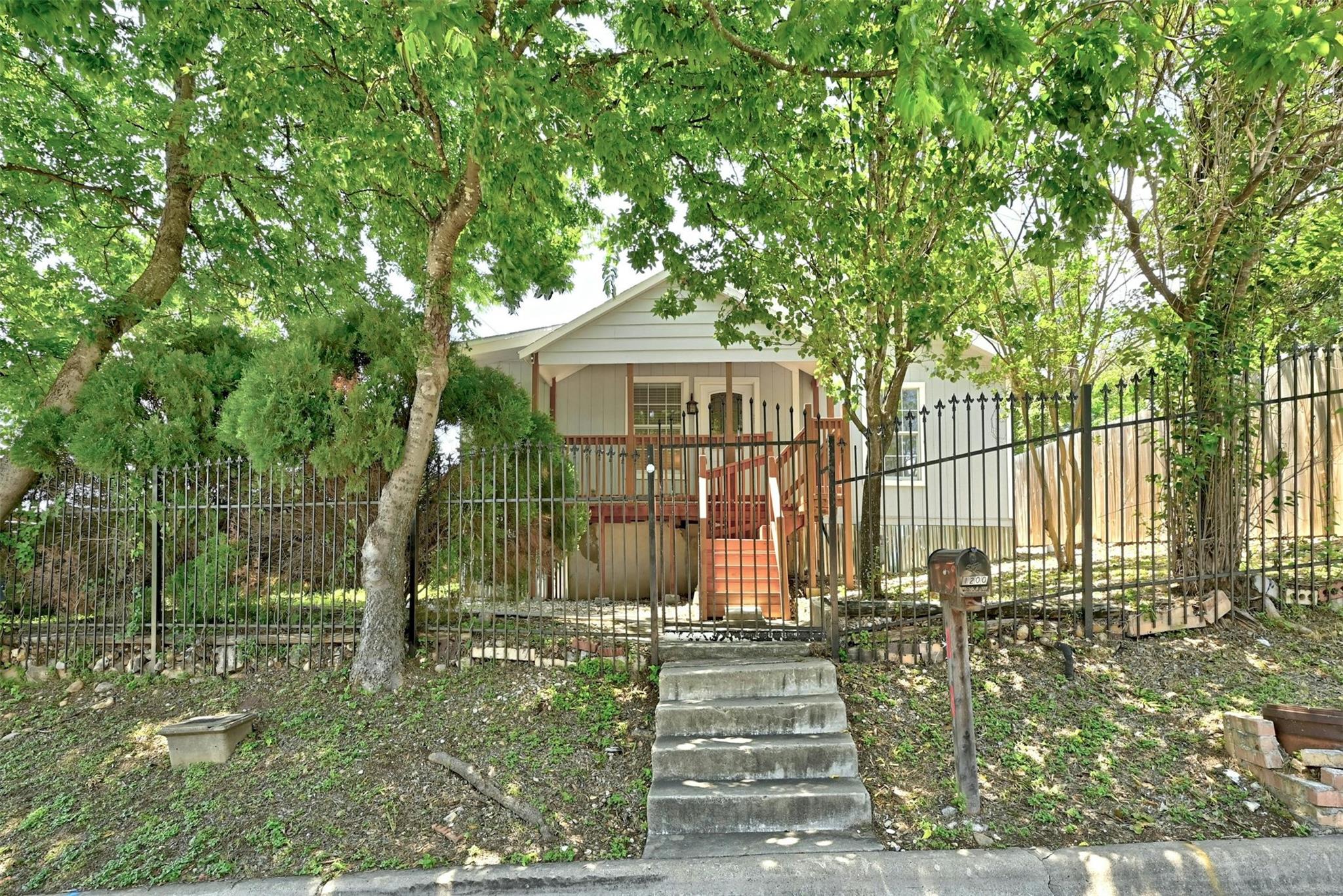 1200 Walnut Ave, Austin, TX 78702