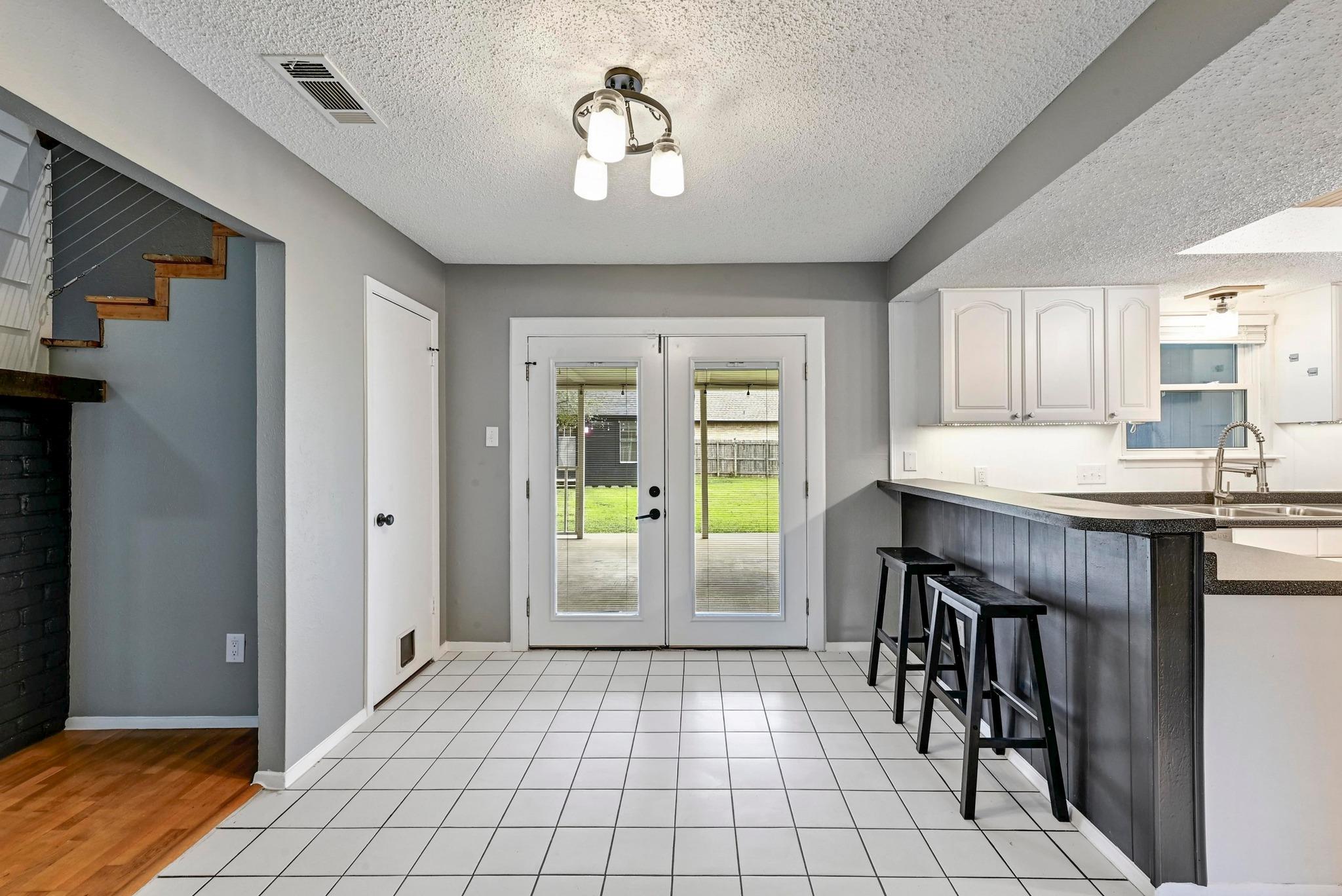 1406 Oakridge Dr, Round Rock, TX 78681