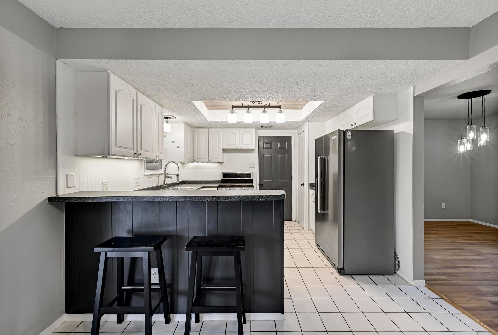 1406 Oakridge Dr, Round Rock, TX 78681