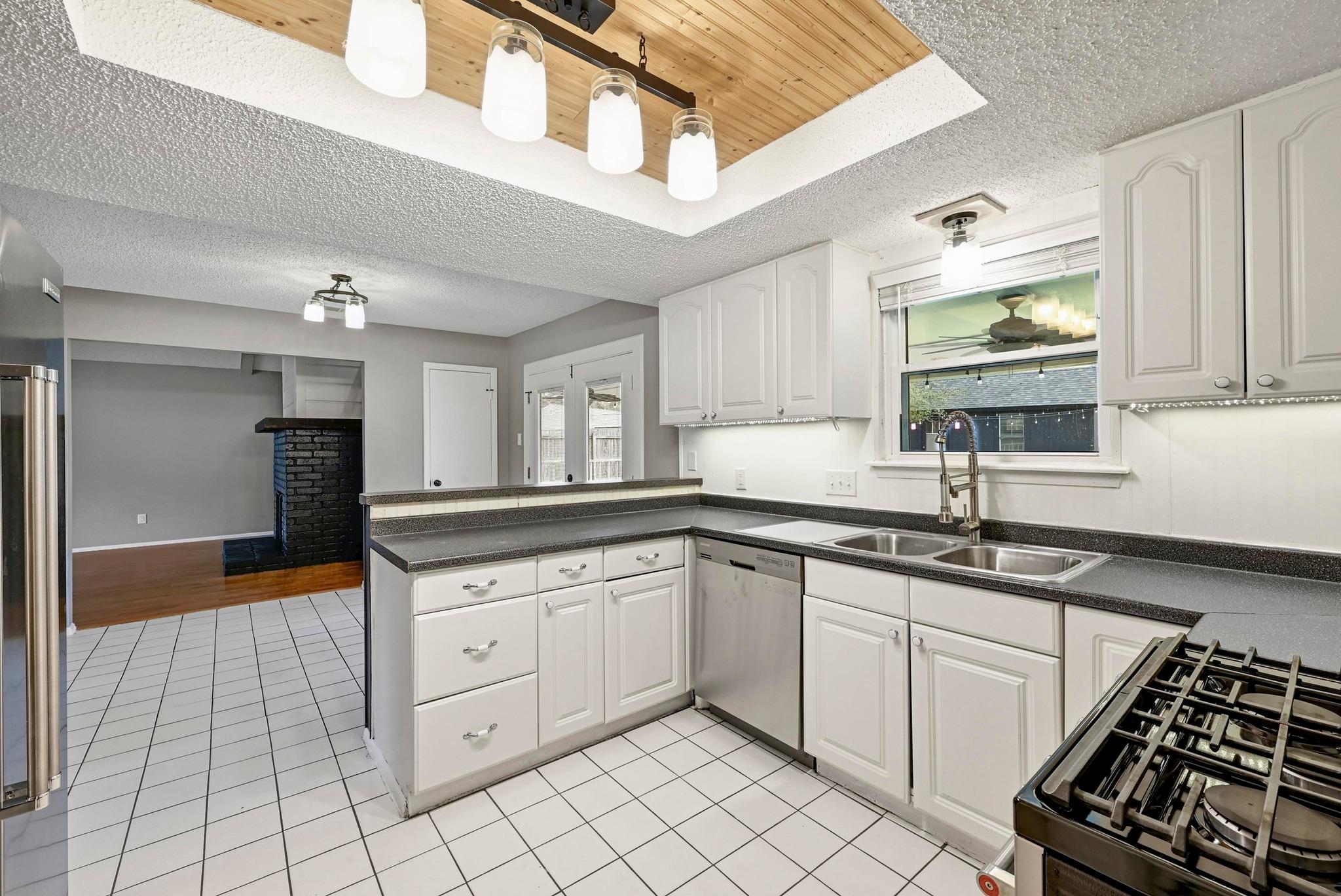 1406 Oakridge Dr, Round Rock, TX 78681