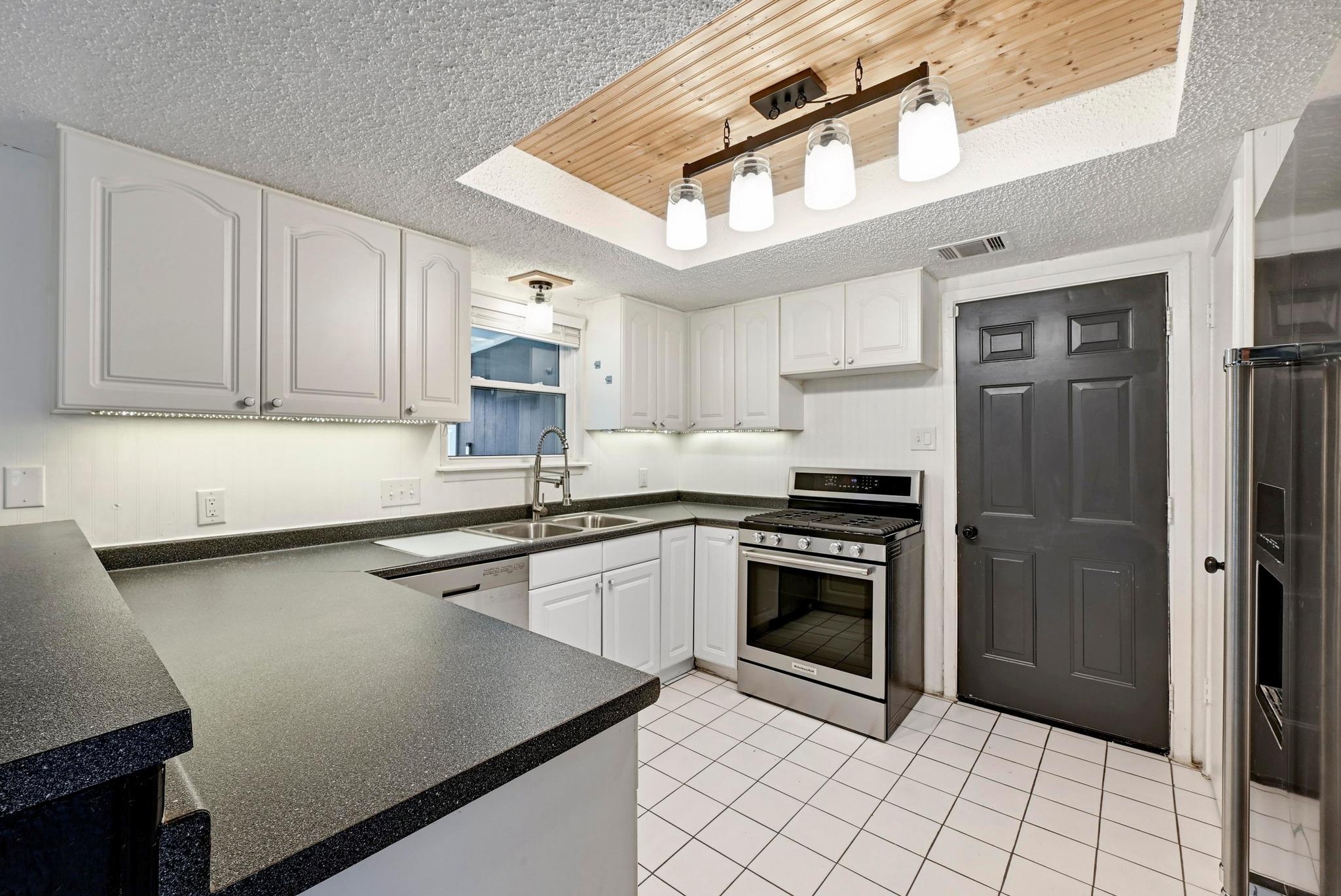 1406 Oakridge Dr, Round Rock, TX 78681