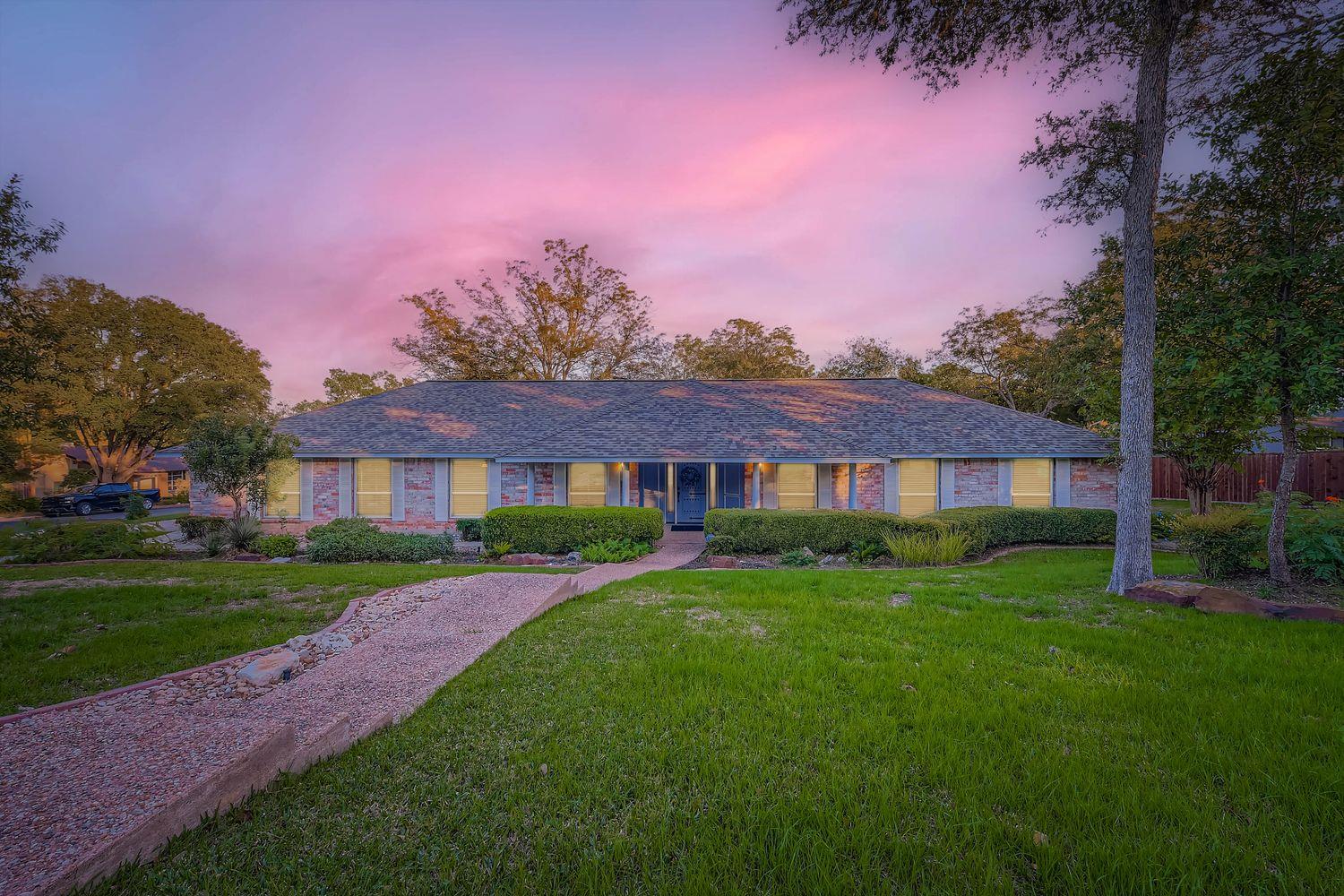 9201 HEATHERWOOD Dr, Austin, TX 78748