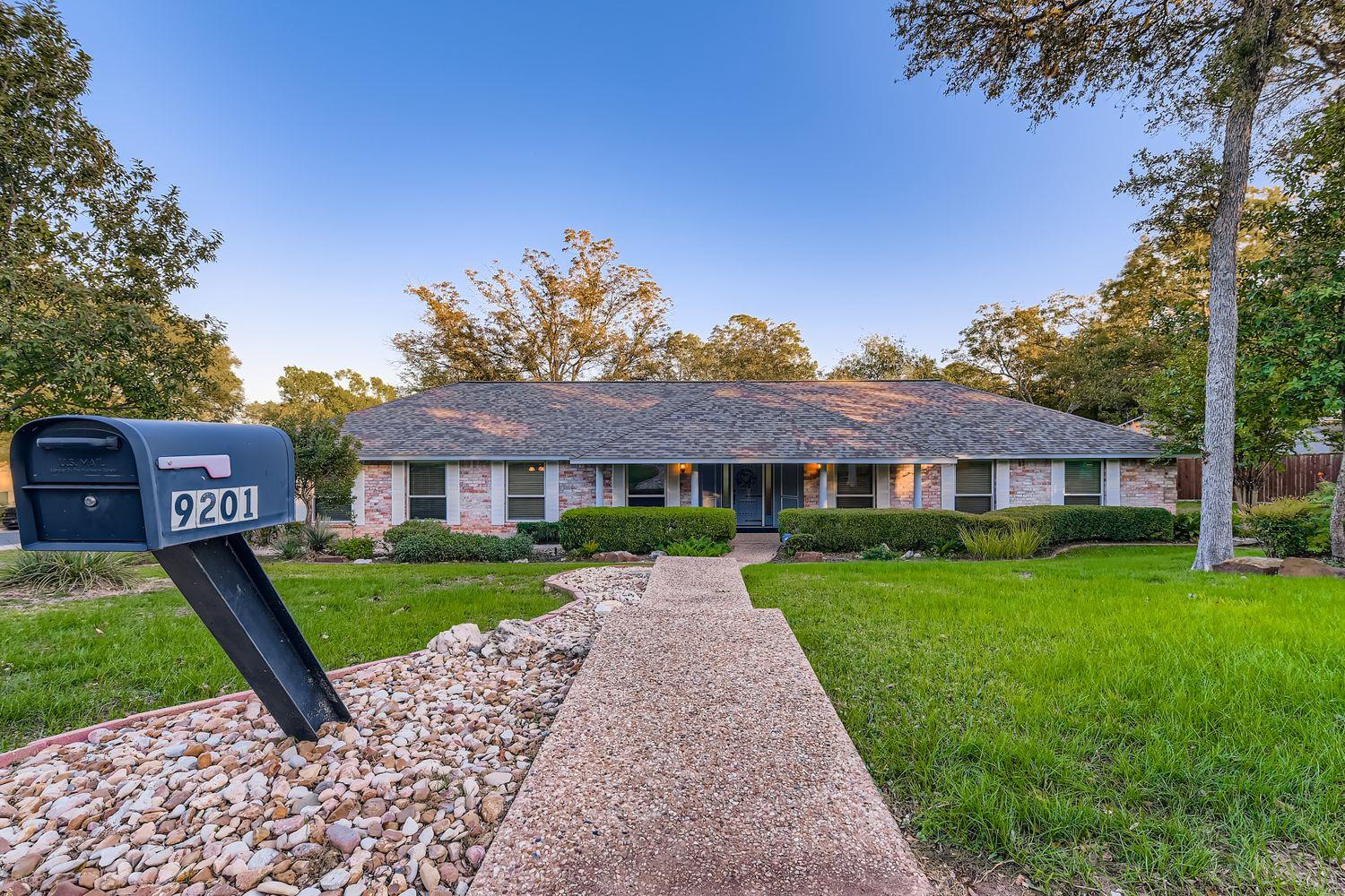 9201 HEATHERWOOD Dr, Austin, TX 78748