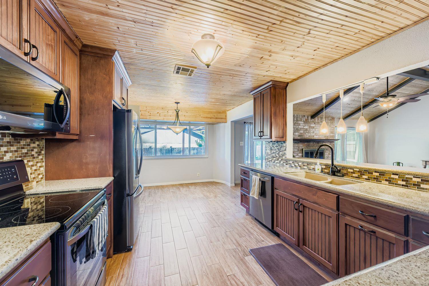 9201 HEATHERWOOD Dr, Austin, TX 78748