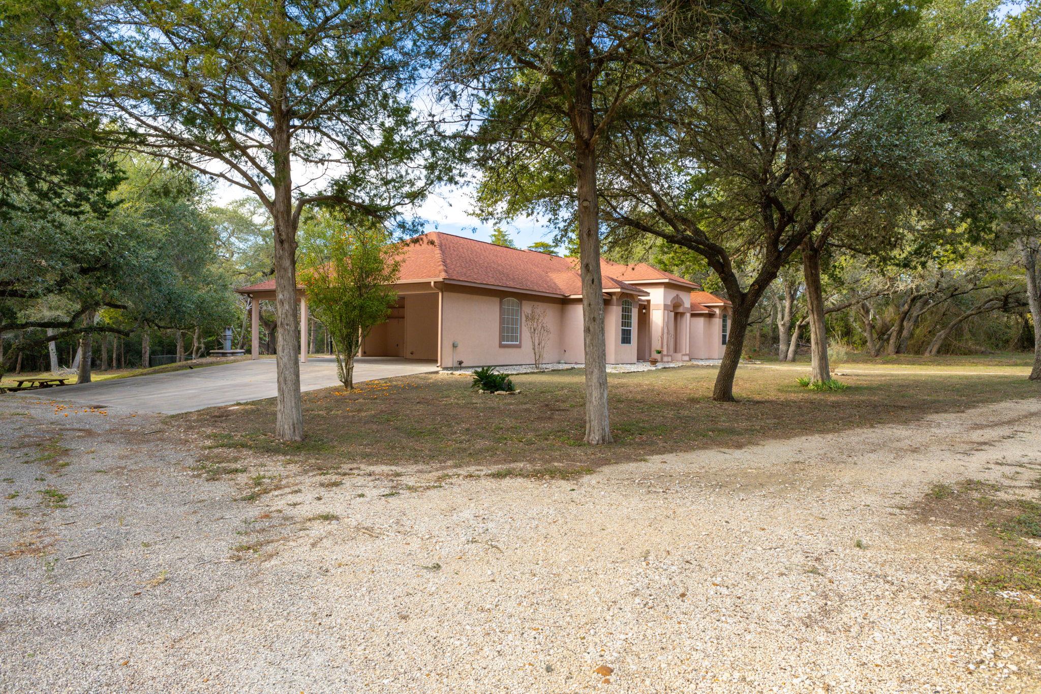 250 Bucek Ln, Schulenburg, TX 78956