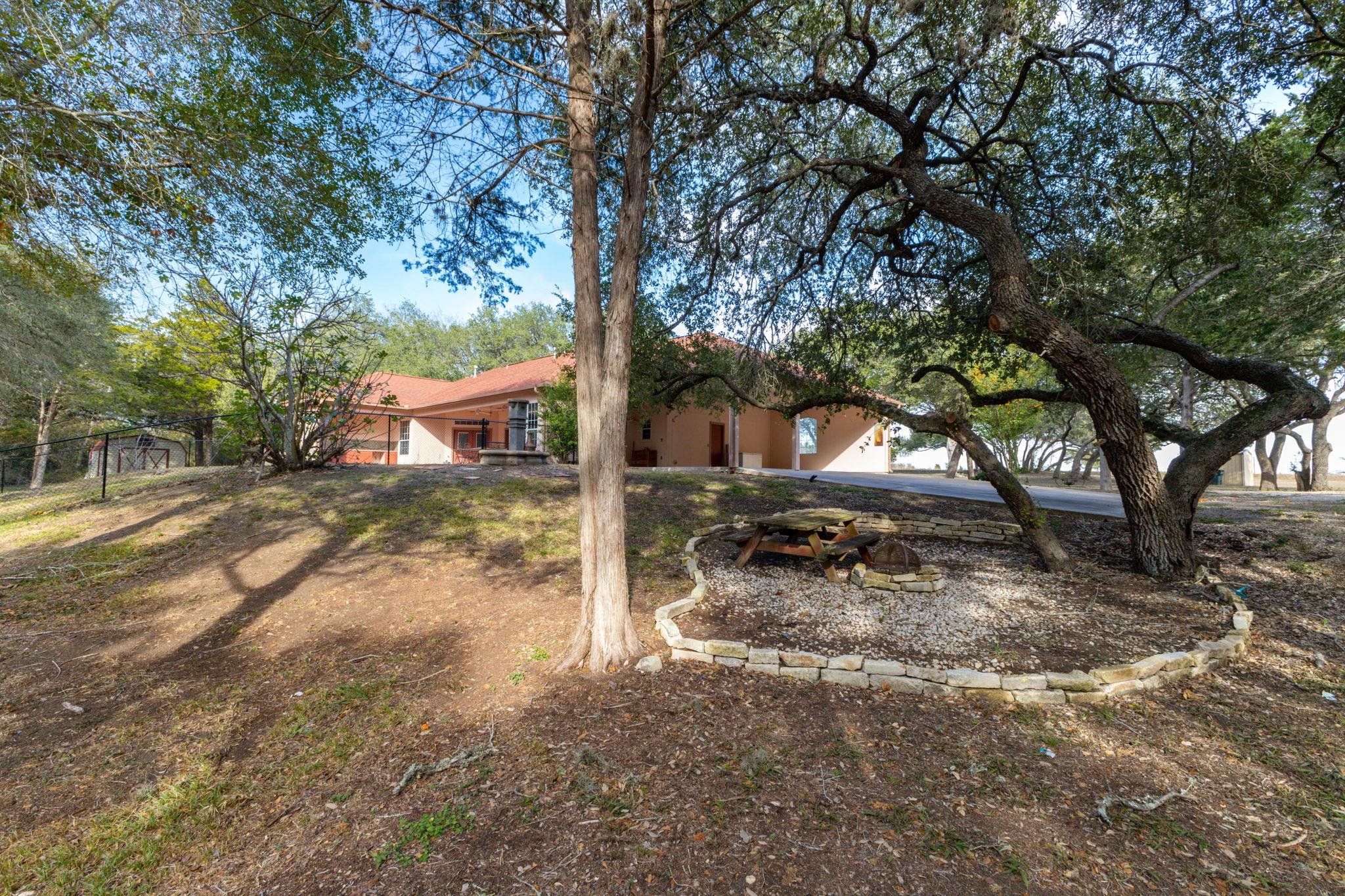 250 Bucek Ln, Schulenburg, TX 78956