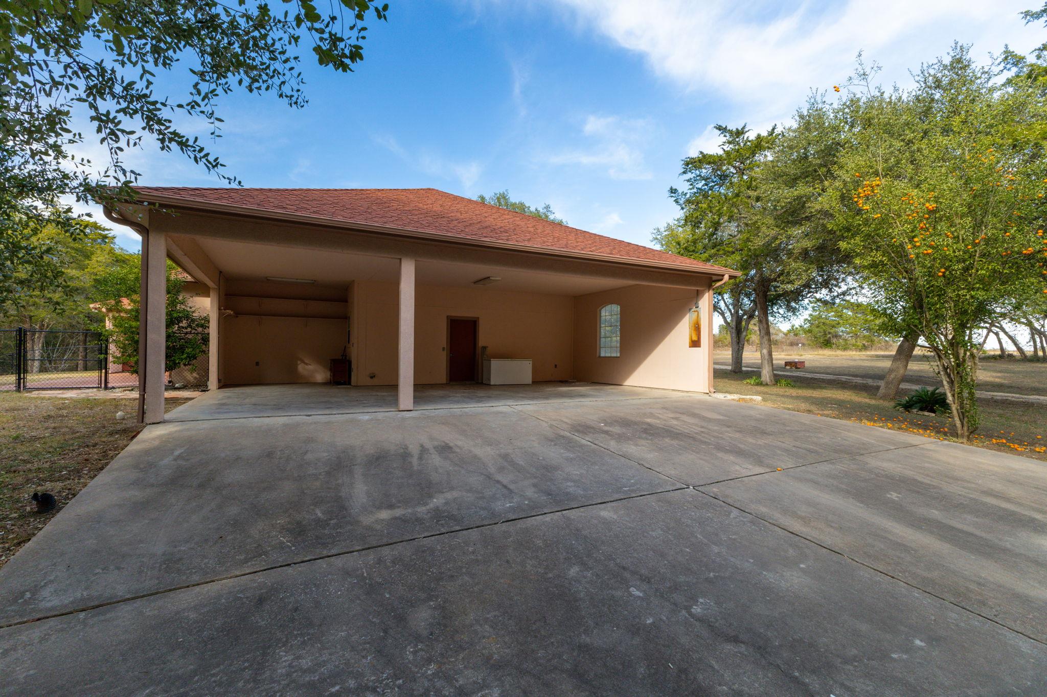 250 Bucek Ln, Schulenburg, TX 78956