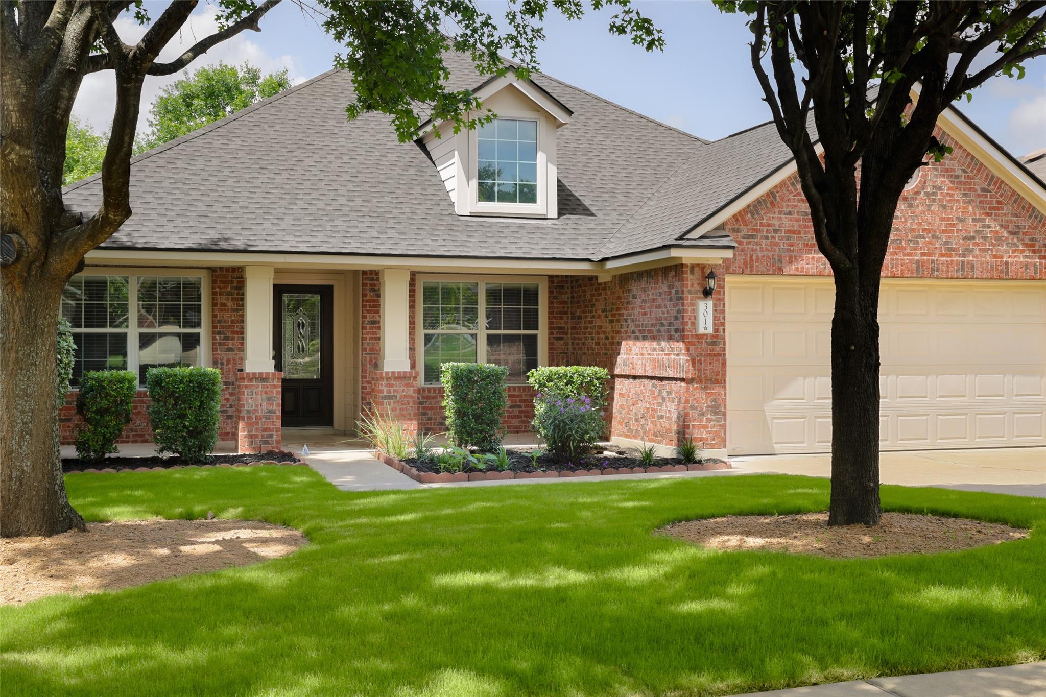 301 Middle Crk, Buda, TX 78610