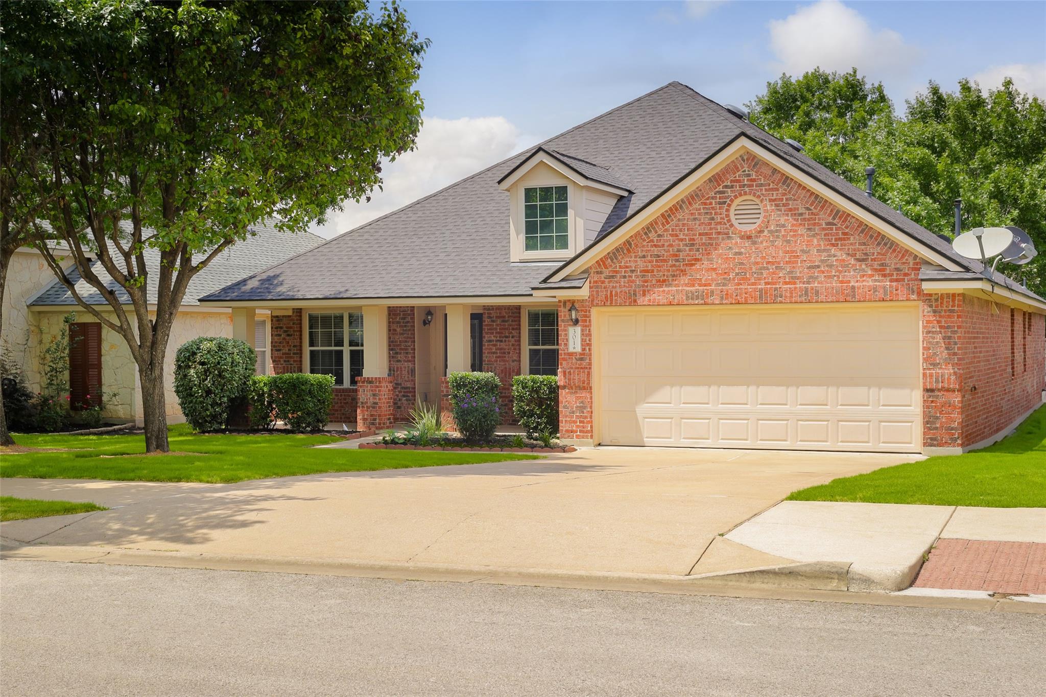 301 Middle Crk, Buda, TX 78610