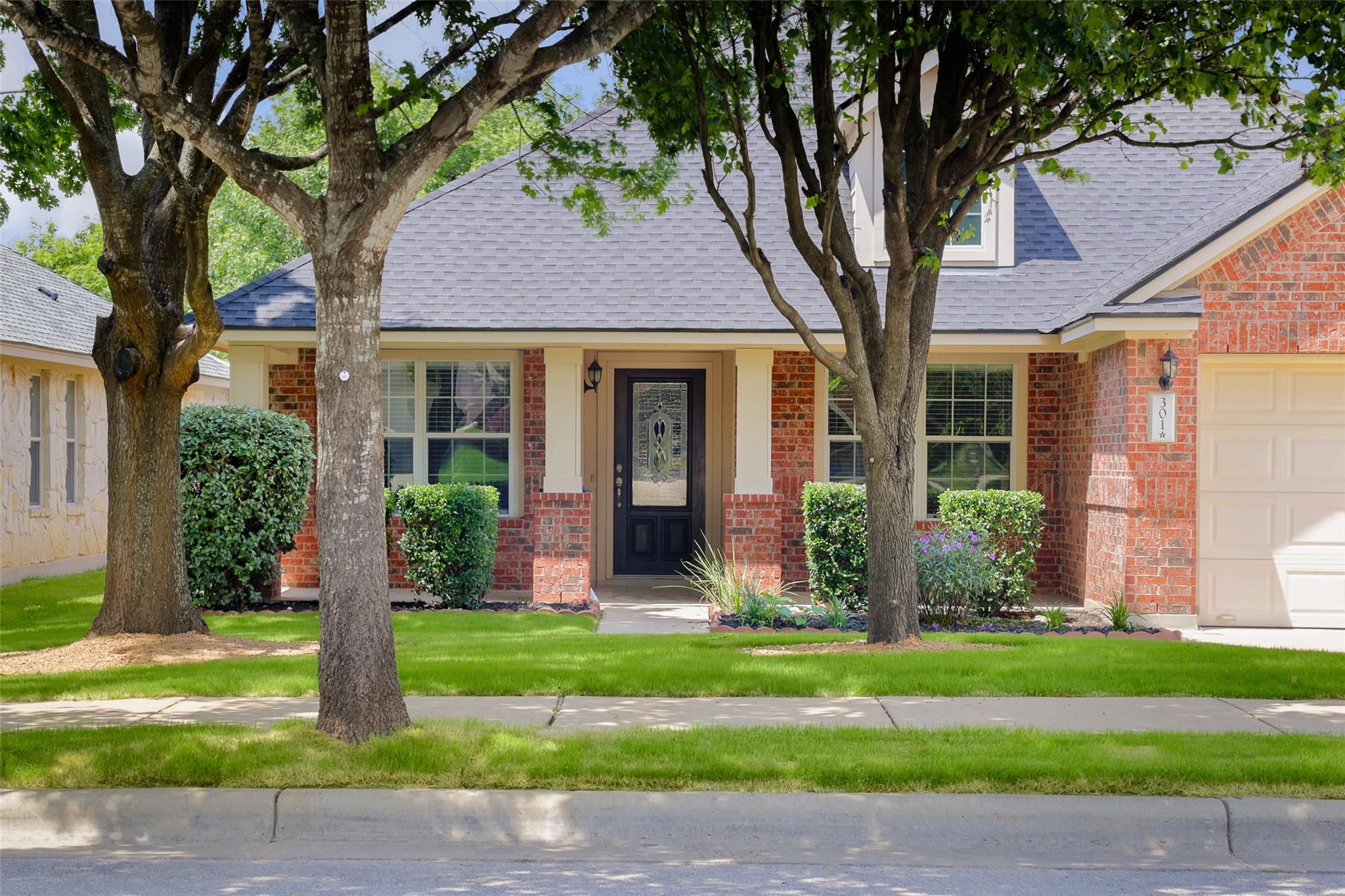 301 Middle Crk, Buda, TX 78610