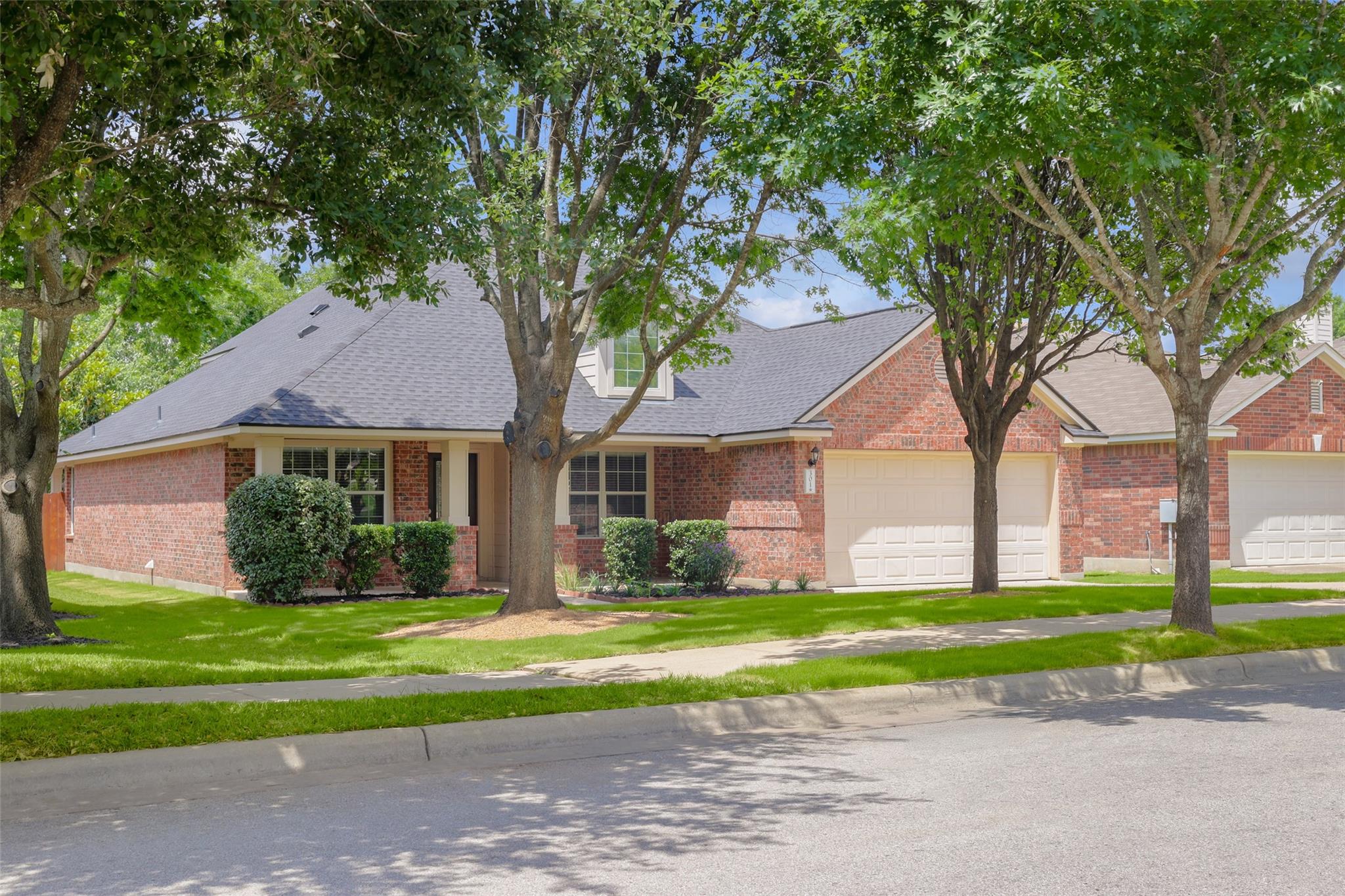 301 Middle Crk, Buda, TX 78610