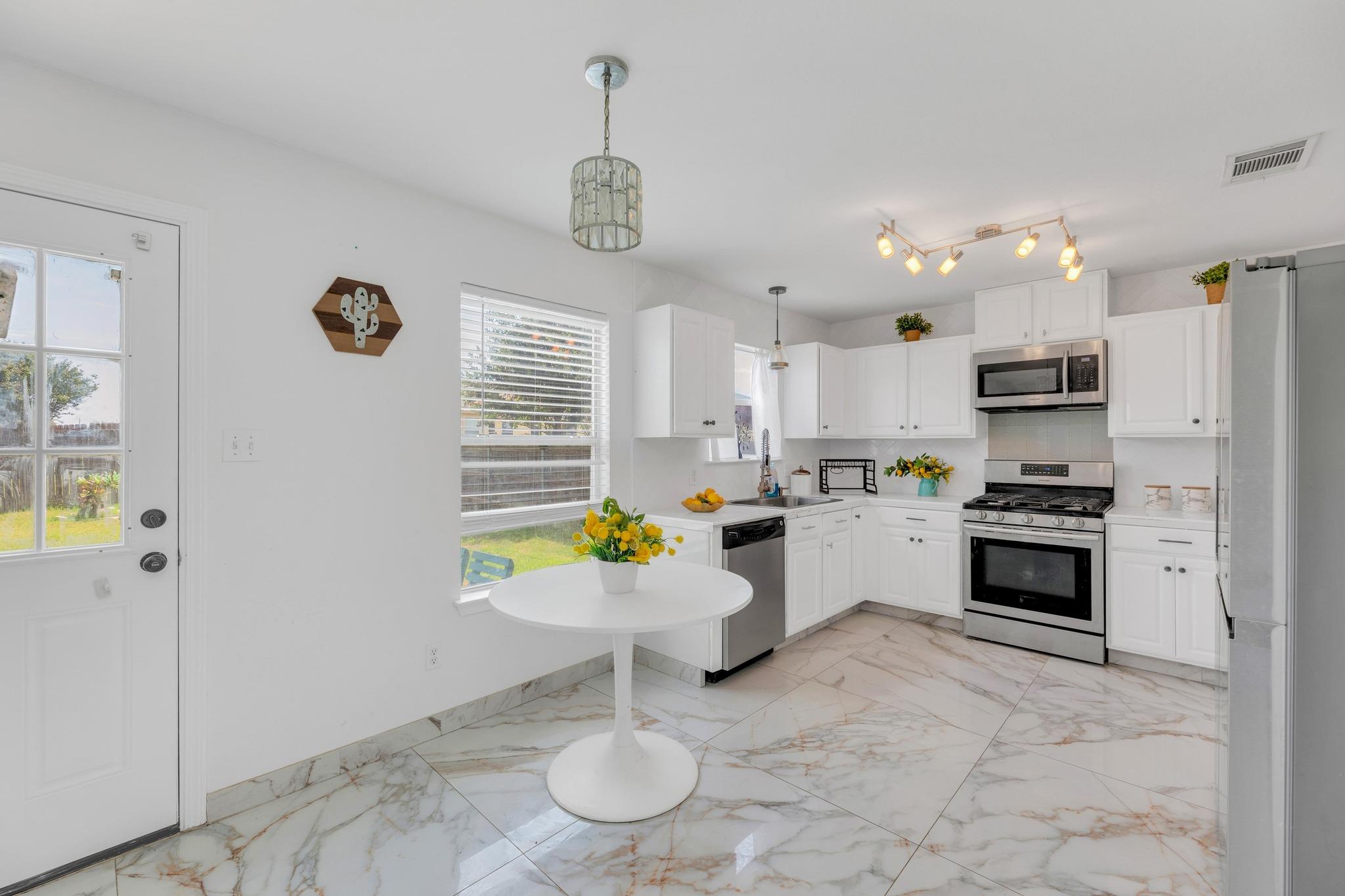 18400 Sun Haven Cv, Elgin, TX 78621