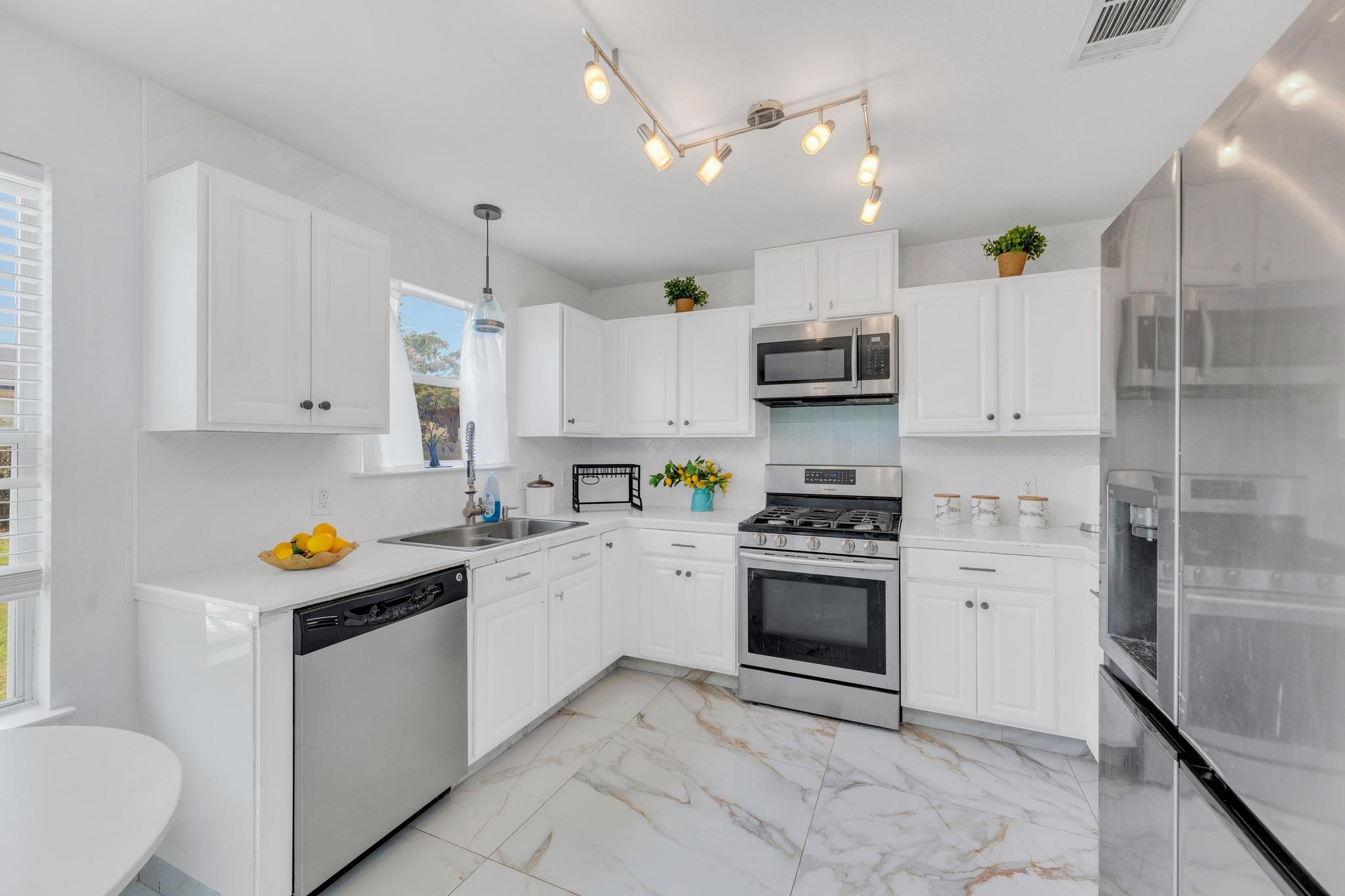 18400 Sun Haven Cv, Elgin, TX 78621