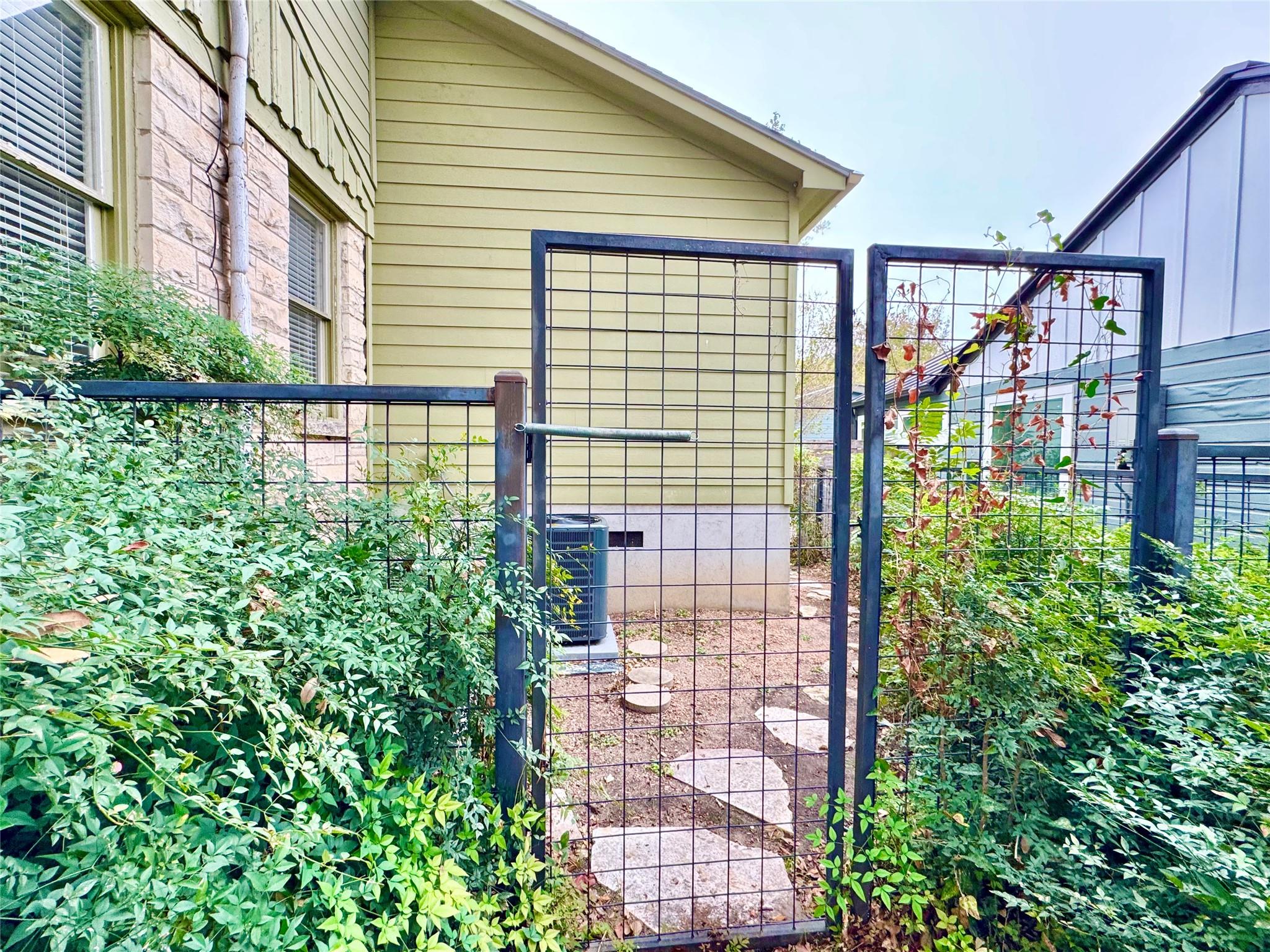 1300 Crestwood Rd, Austin, TX 78722