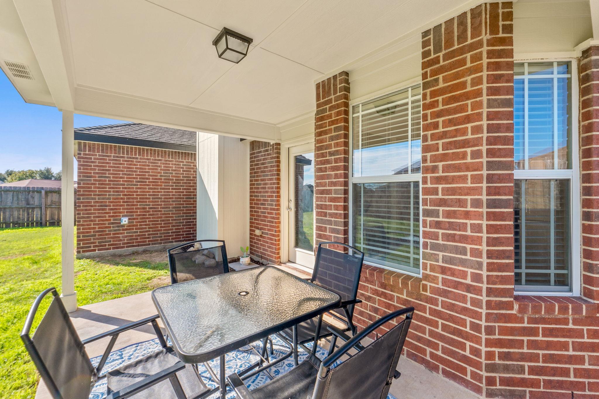 137 Lignite Dr, Jarrell, TX 76537