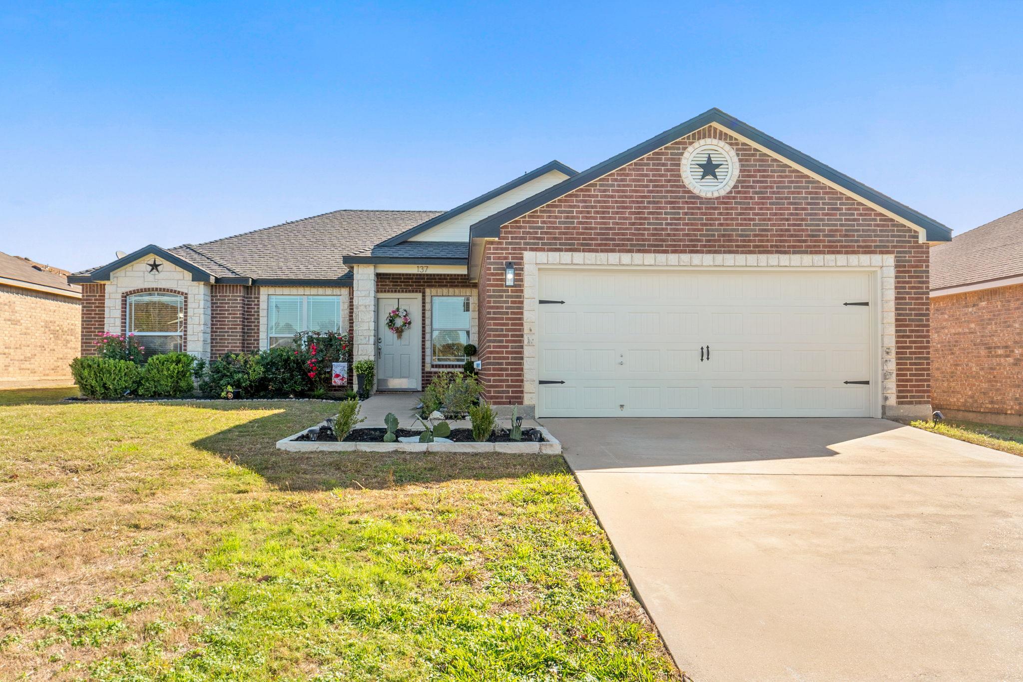 137 Lignite Dr, Jarrell, TX 76537