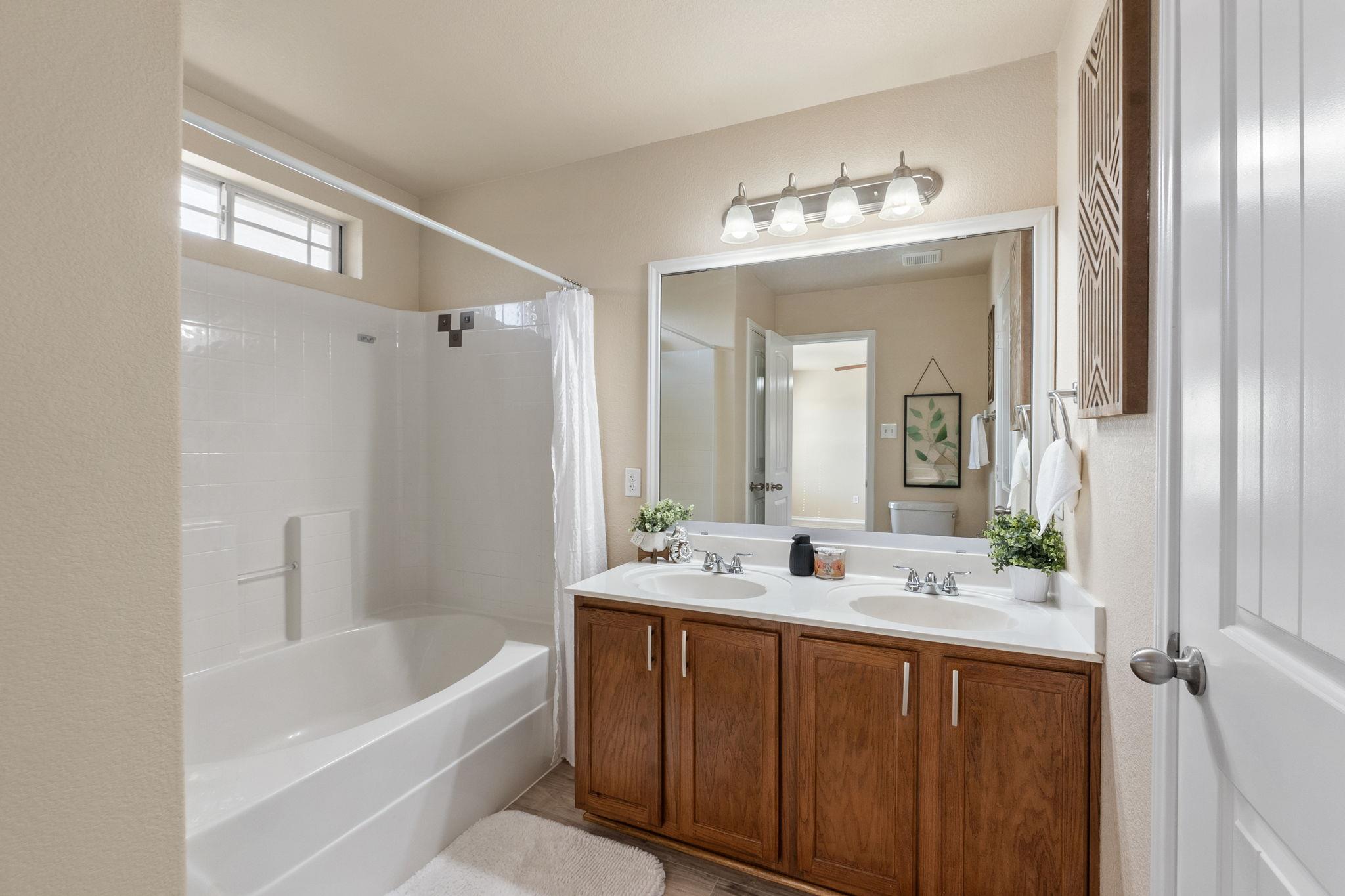 137 Lignite Dr, Jarrell, TX 76537