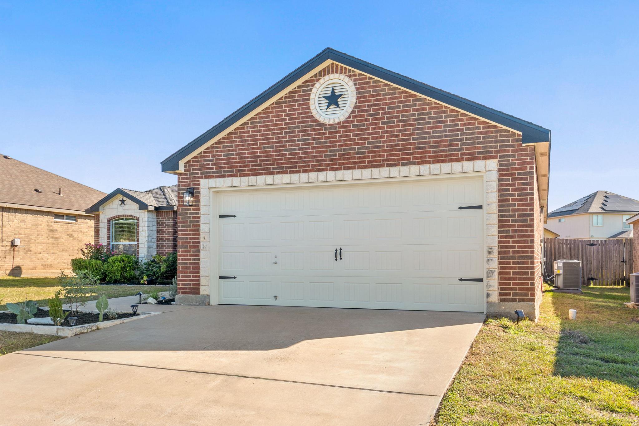 137 Lignite Dr, Jarrell, TX 76537