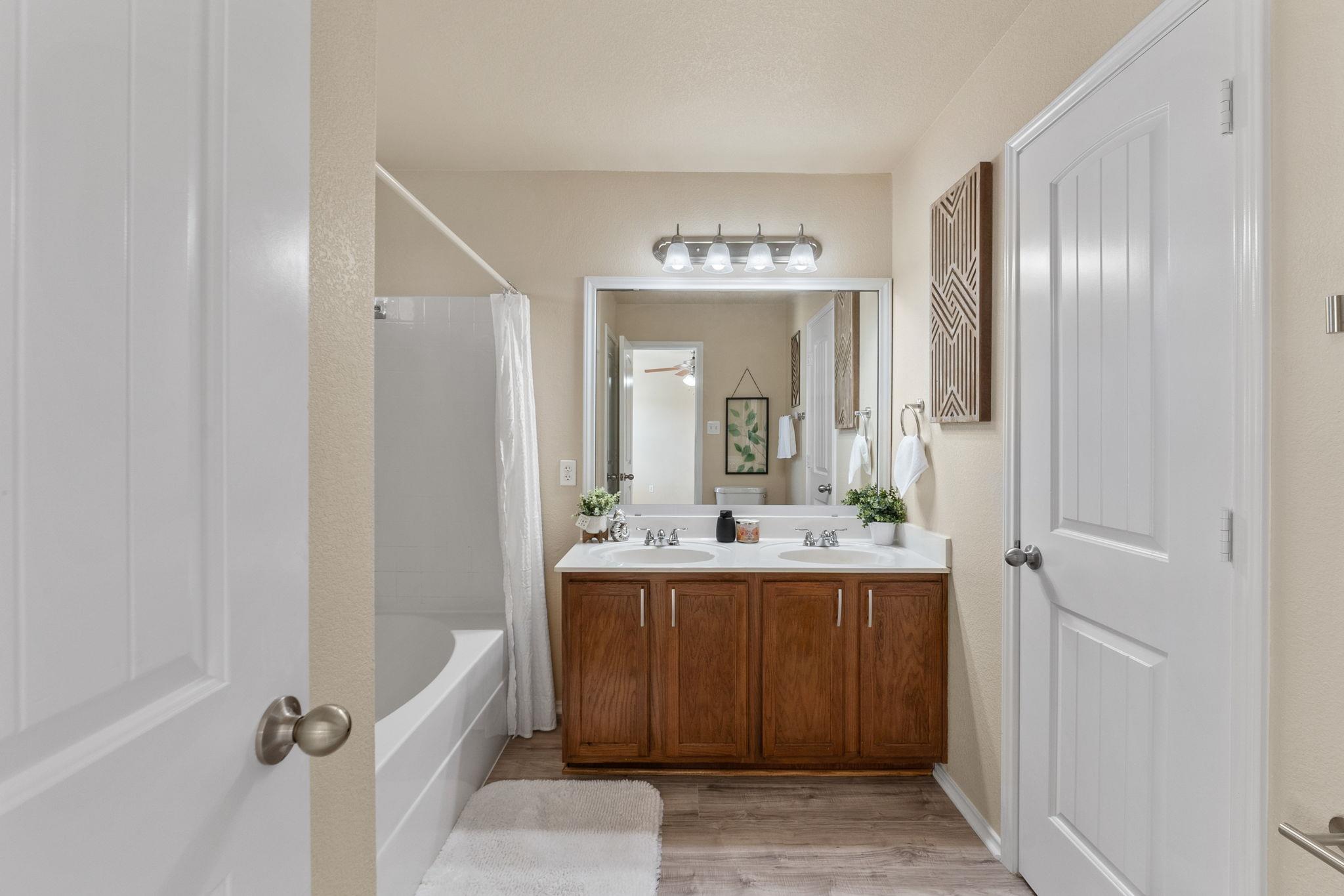 137 Lignite Dr, Jarrell, TX 76537