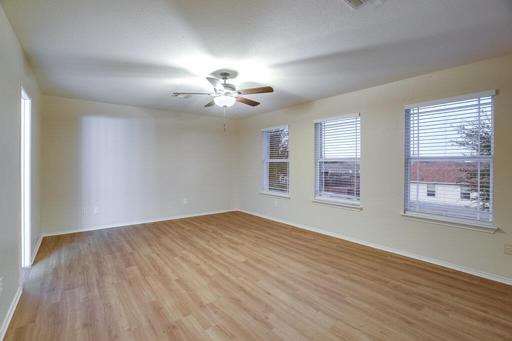 201 Creek Ledge Dr, Hutto, TX 78634