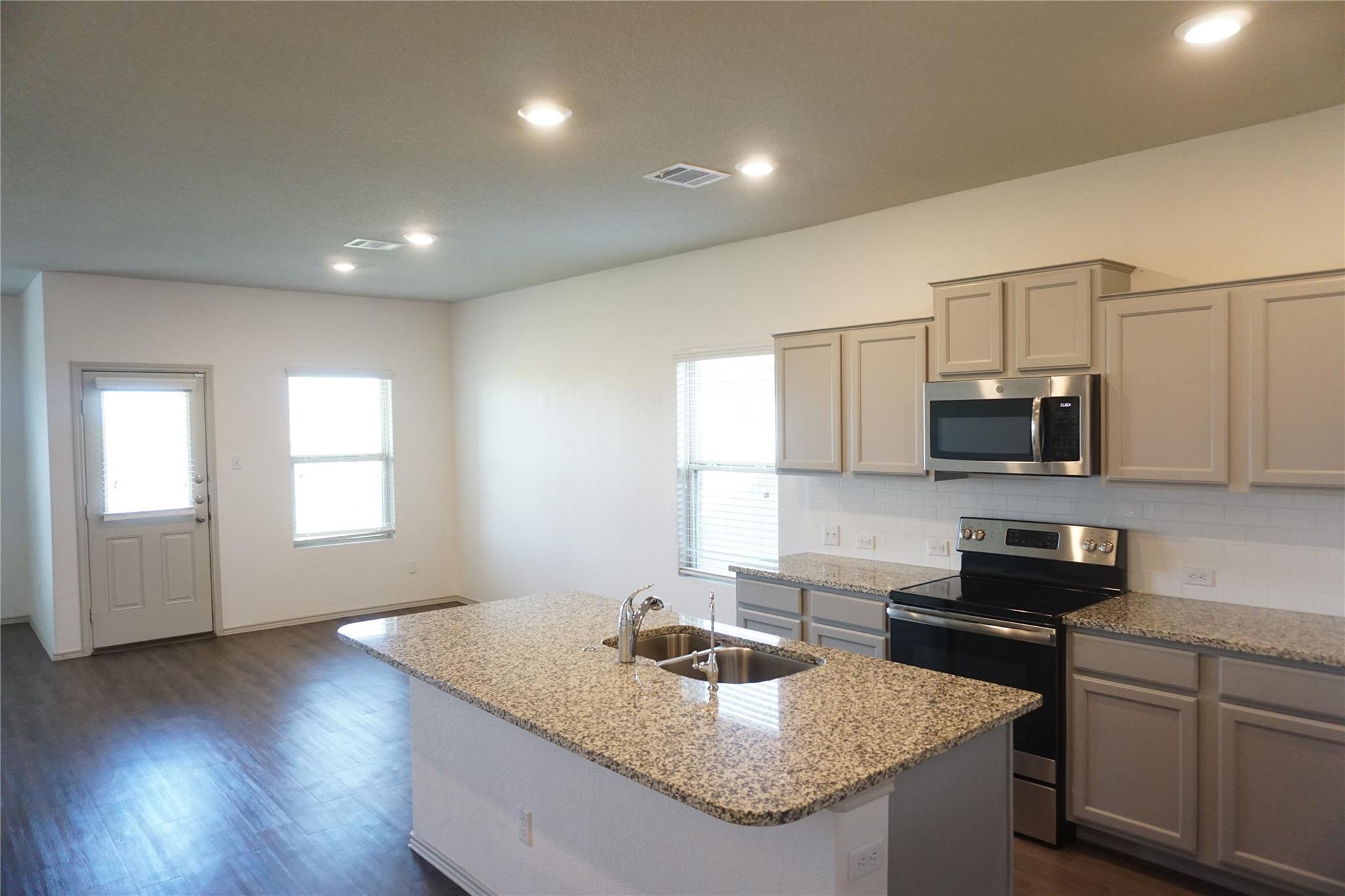 707 Carol Dr, Hutto, TX 78634