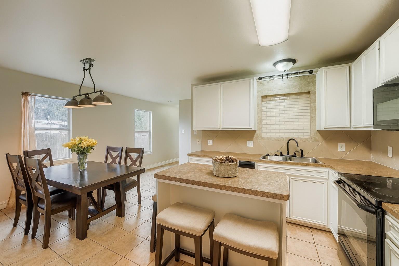 304 S Main St, Elgin, TX 78621