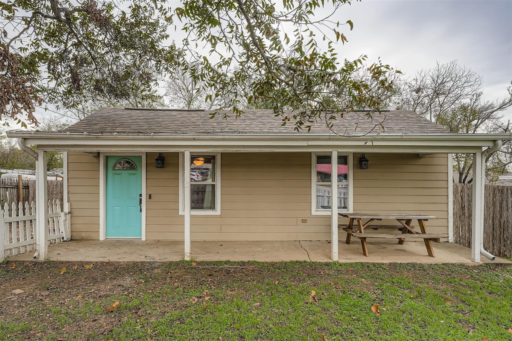 304 S Main St, Elgin, TX 78621