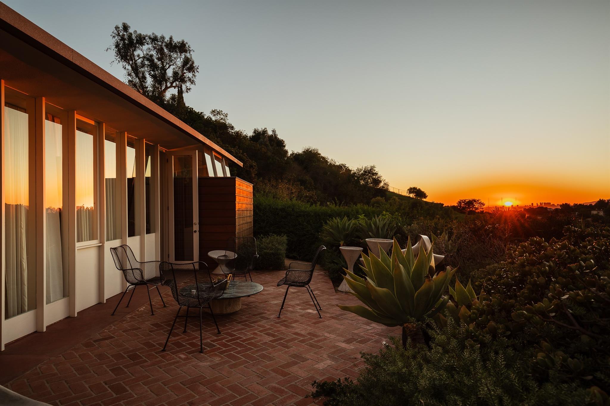 1430 Avon Ter, Out of State, TX 90027