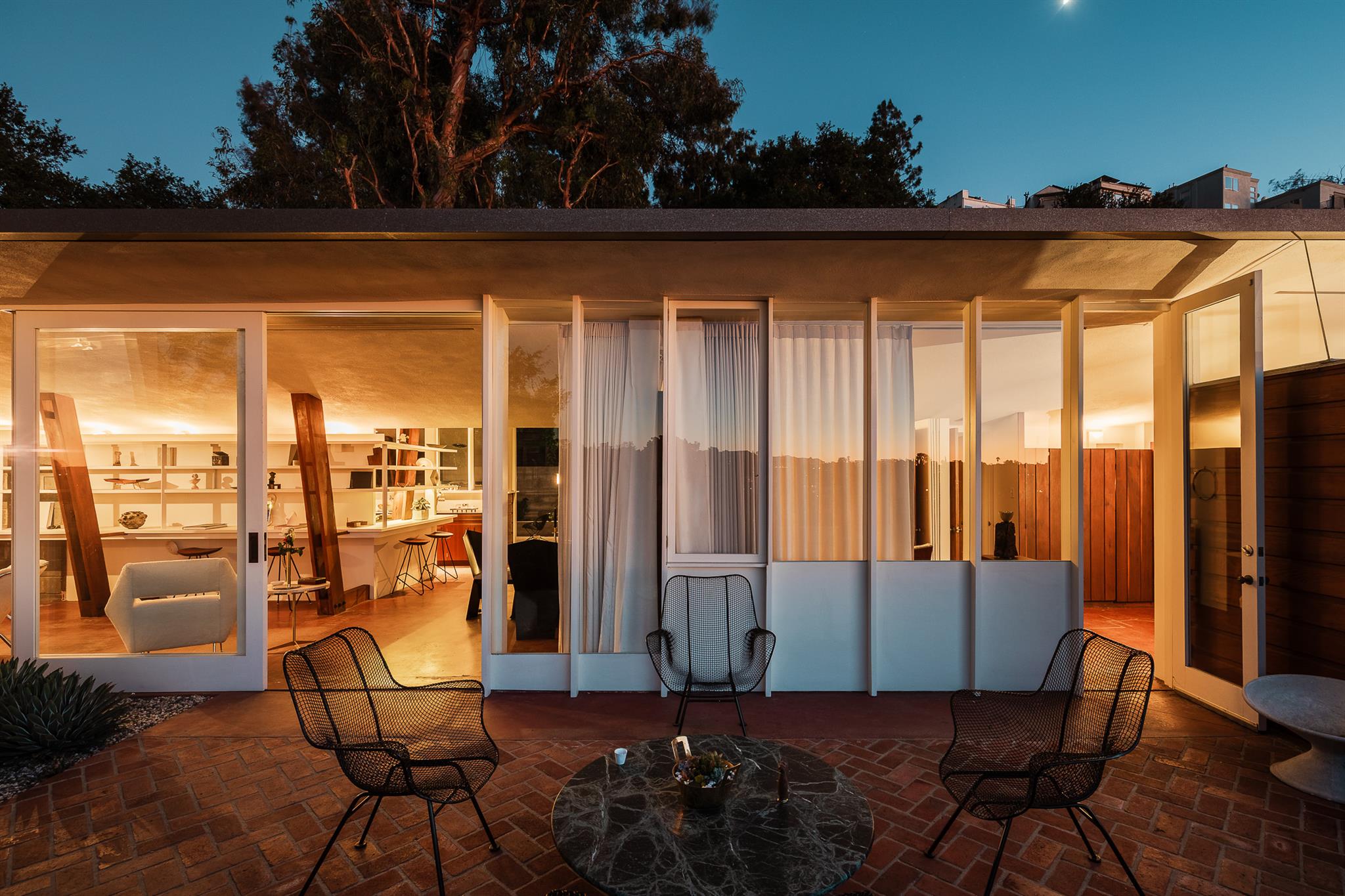 1430 Avon Ter, Out of State, TX 90027