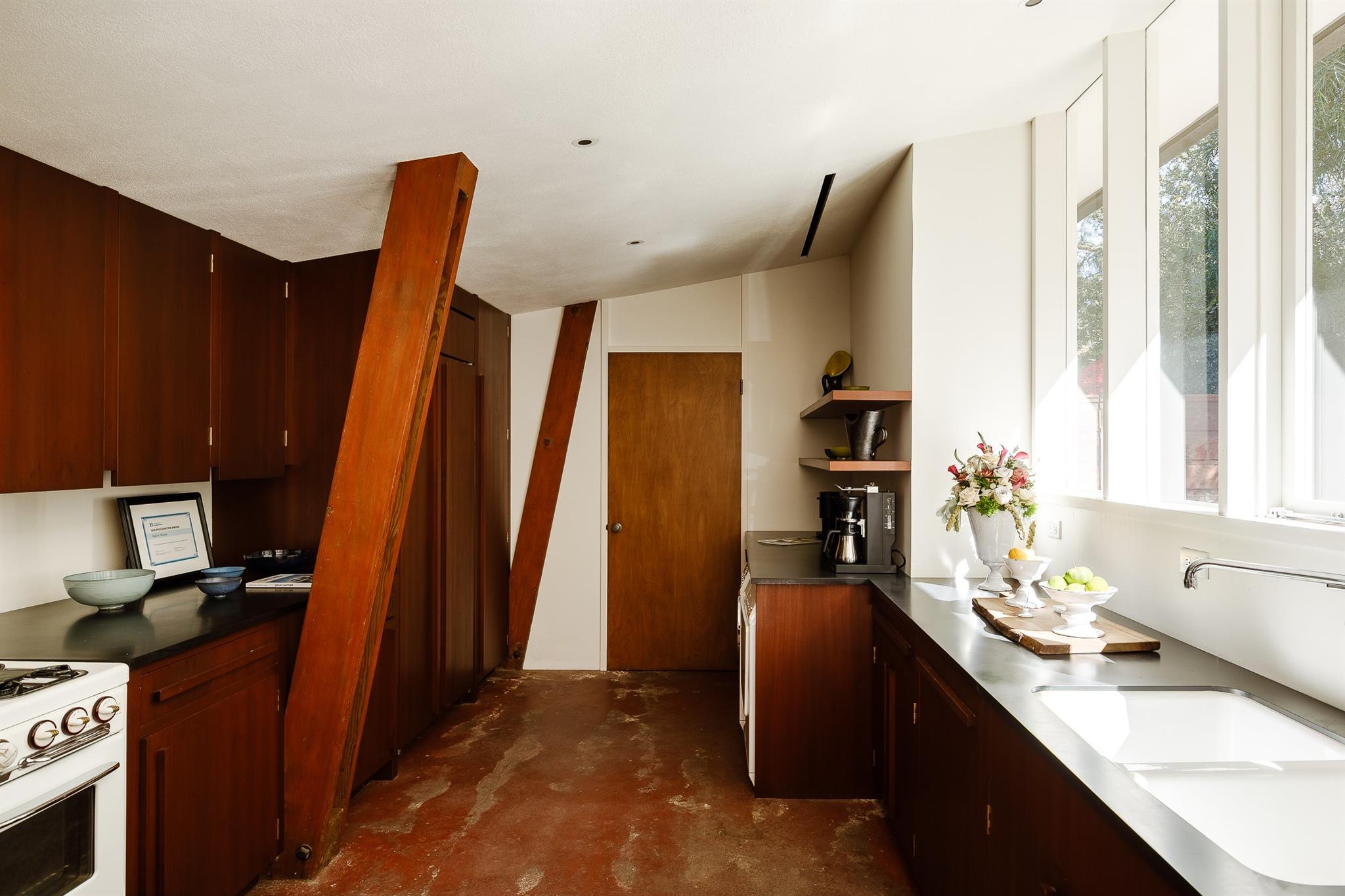 1430 Avon Ter, Out of State, TX 90027