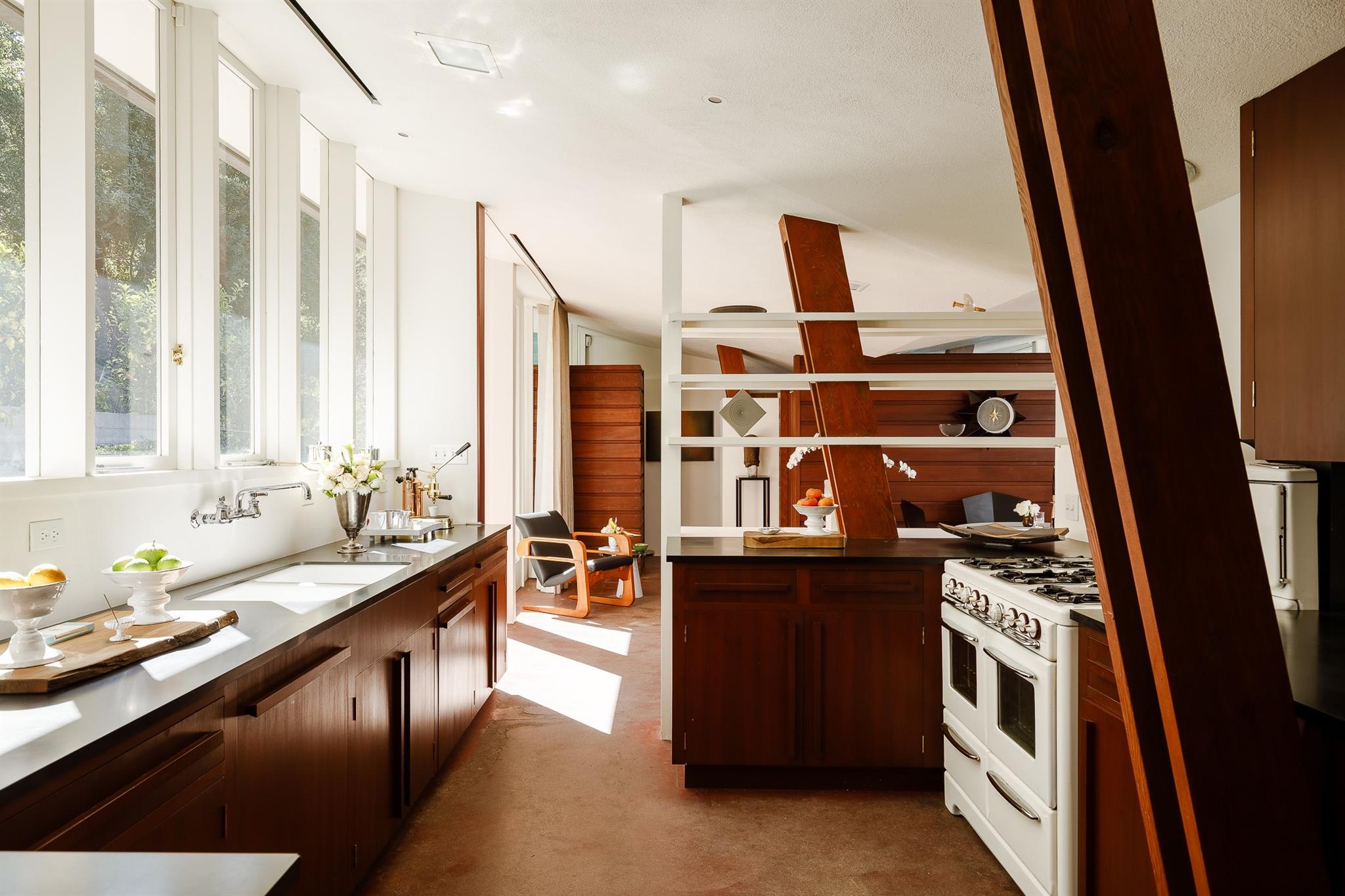 1430 Avon Ter, Out of State, TX 90027