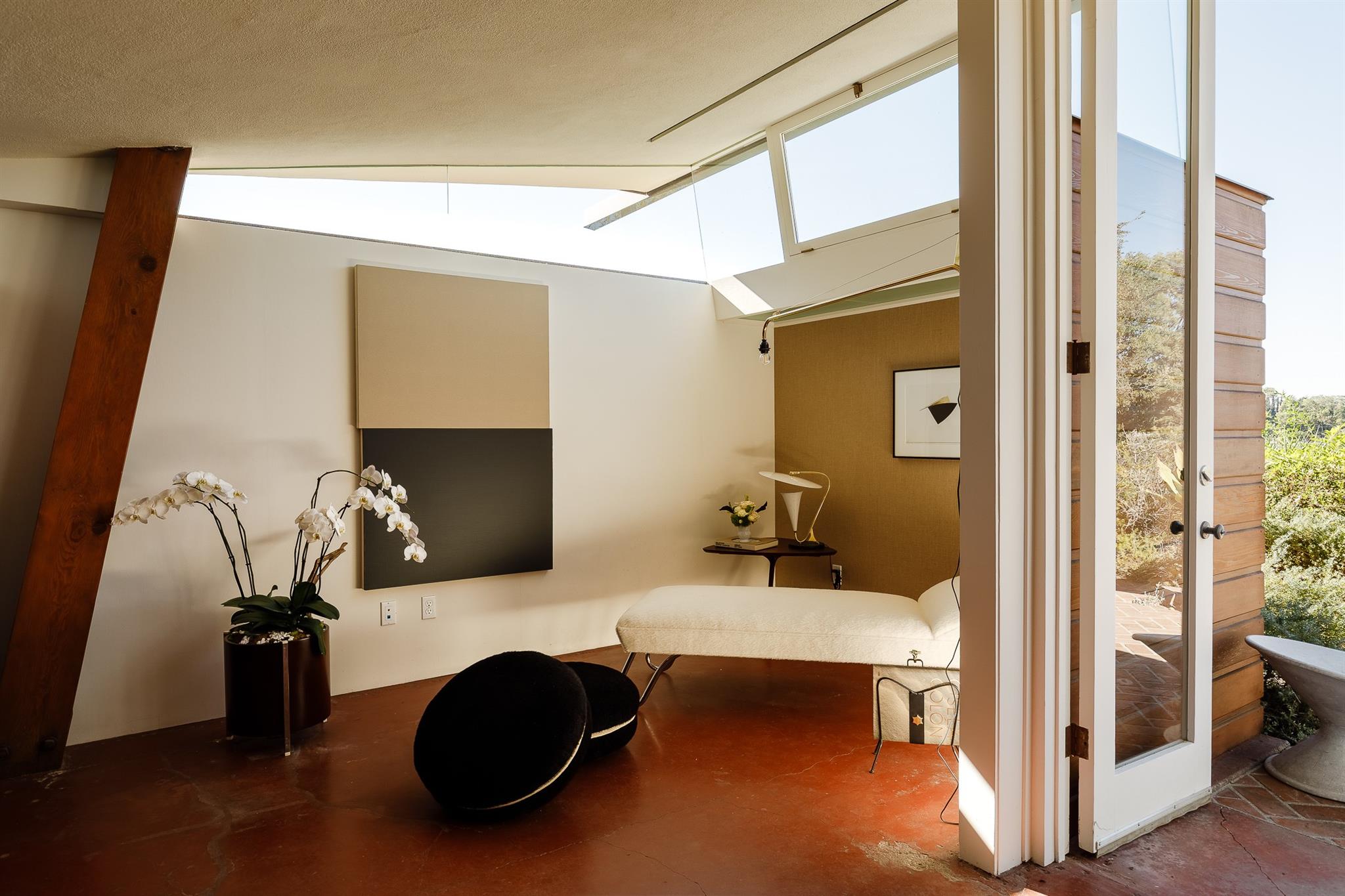 1430 Avon Ter, Out of State, TX 90027