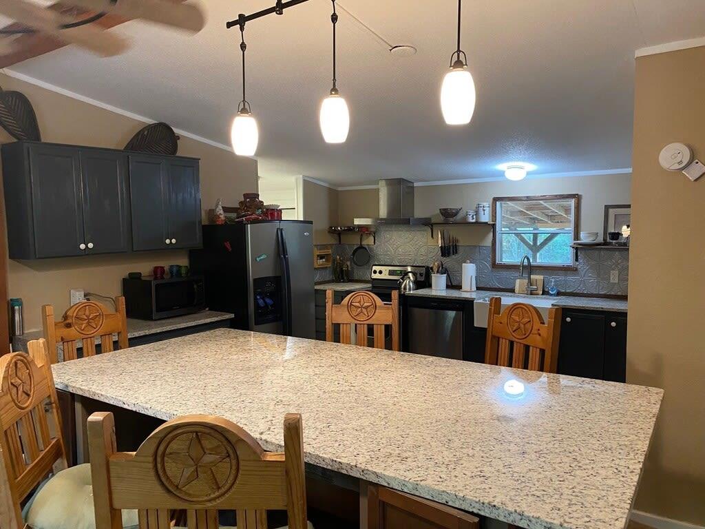 172 Pine Canyon Dr, Smithville, TX 78957