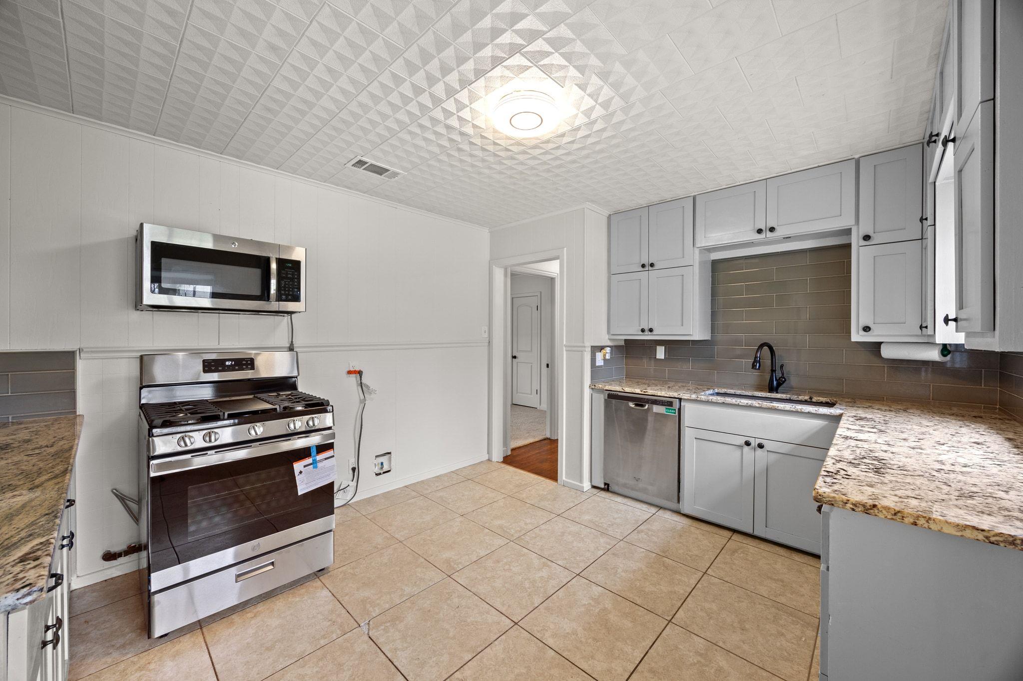 1815 Eckhardt St, Taylor, TX 76574