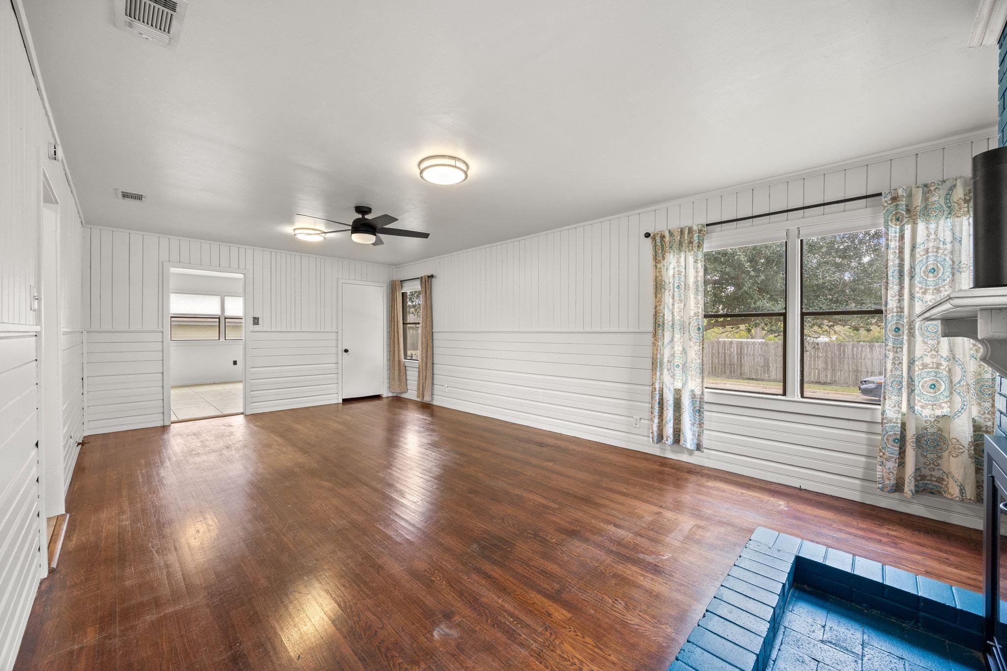 1815 Eckhardt St, Taylor, TX 76574