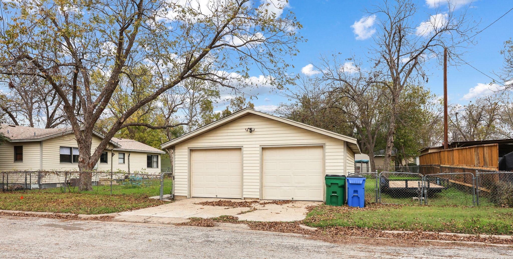 1815 Eckhardt St, Taylor, TX 76574