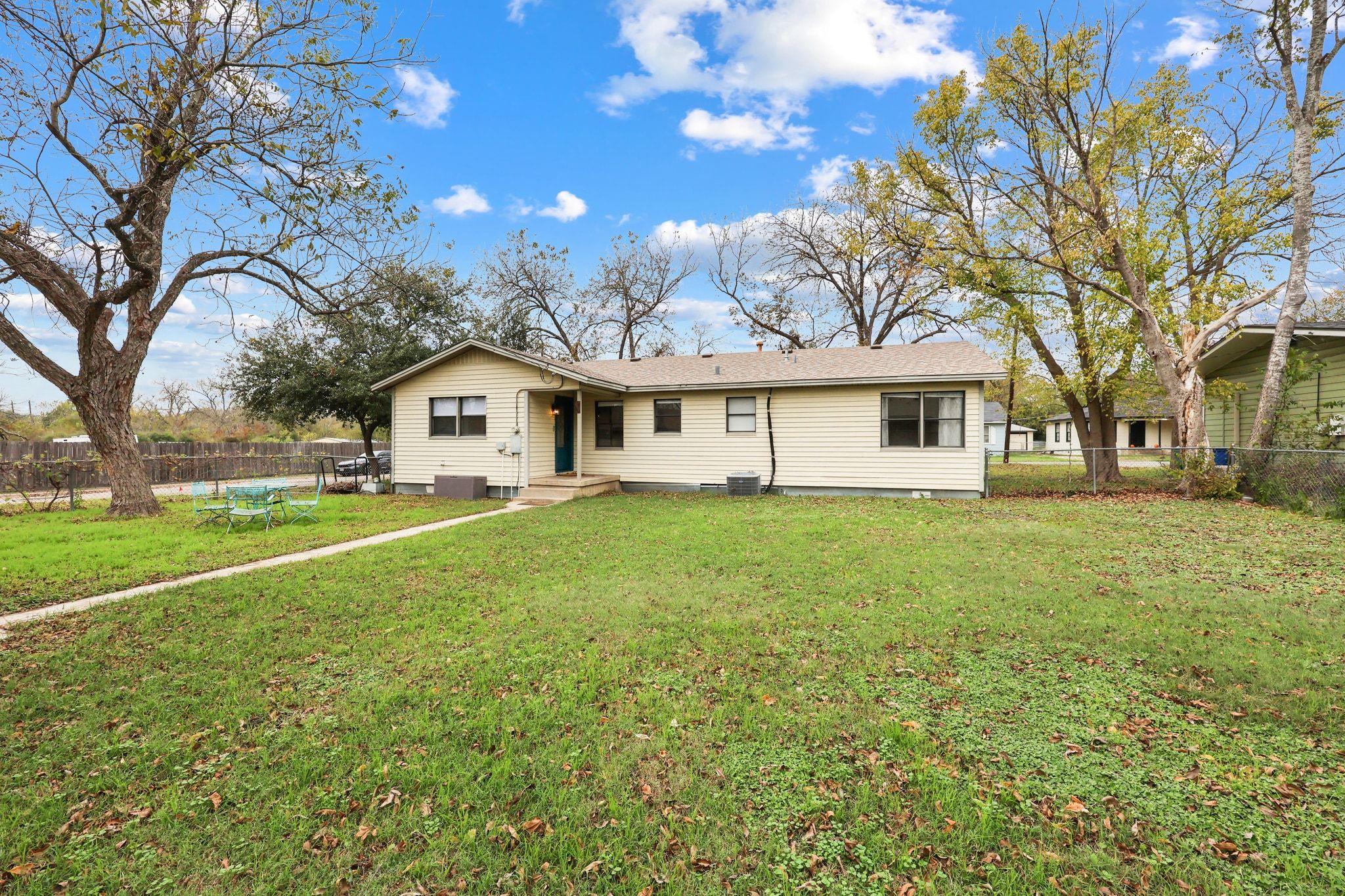 1815 Eckhardt St, Taylor, TX 76574