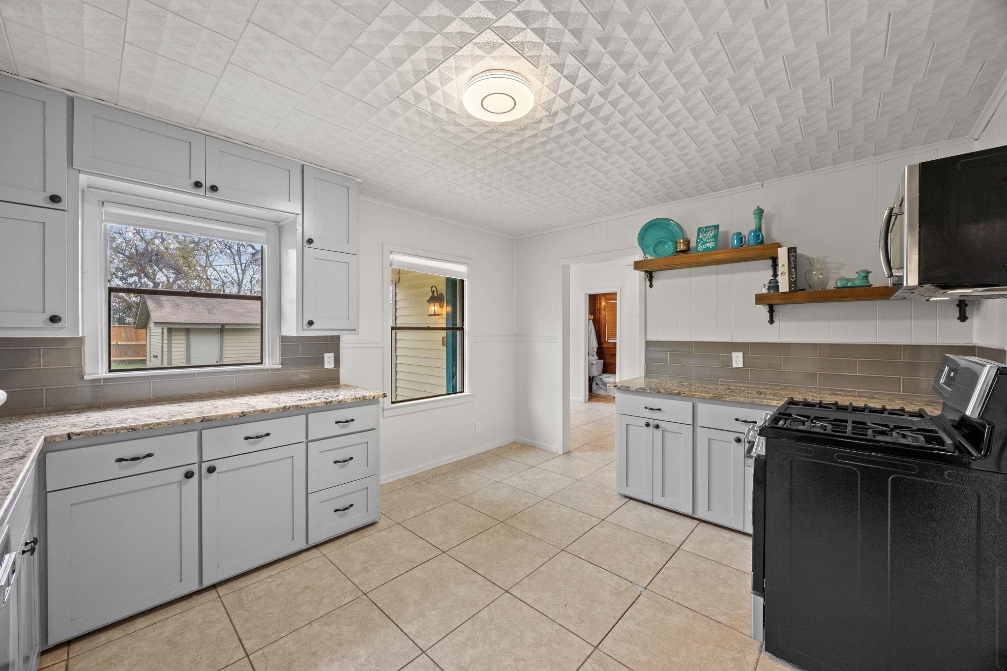 1815 Eckhardt St, Taylor, TX 76574