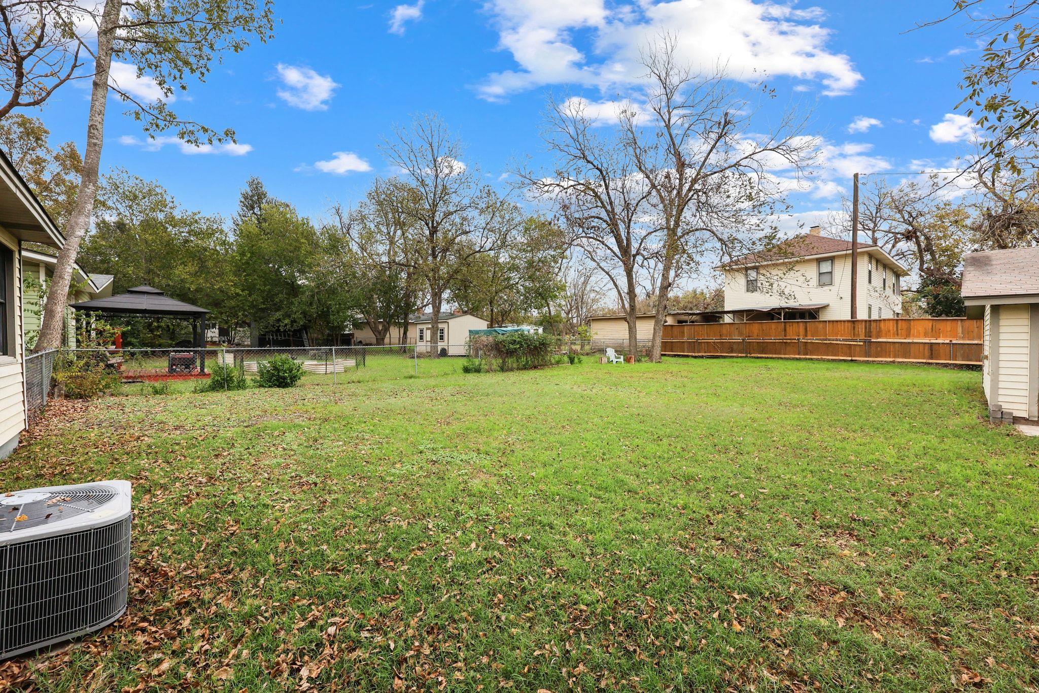 1815 Eckhardt St, Taylor, TX 76574